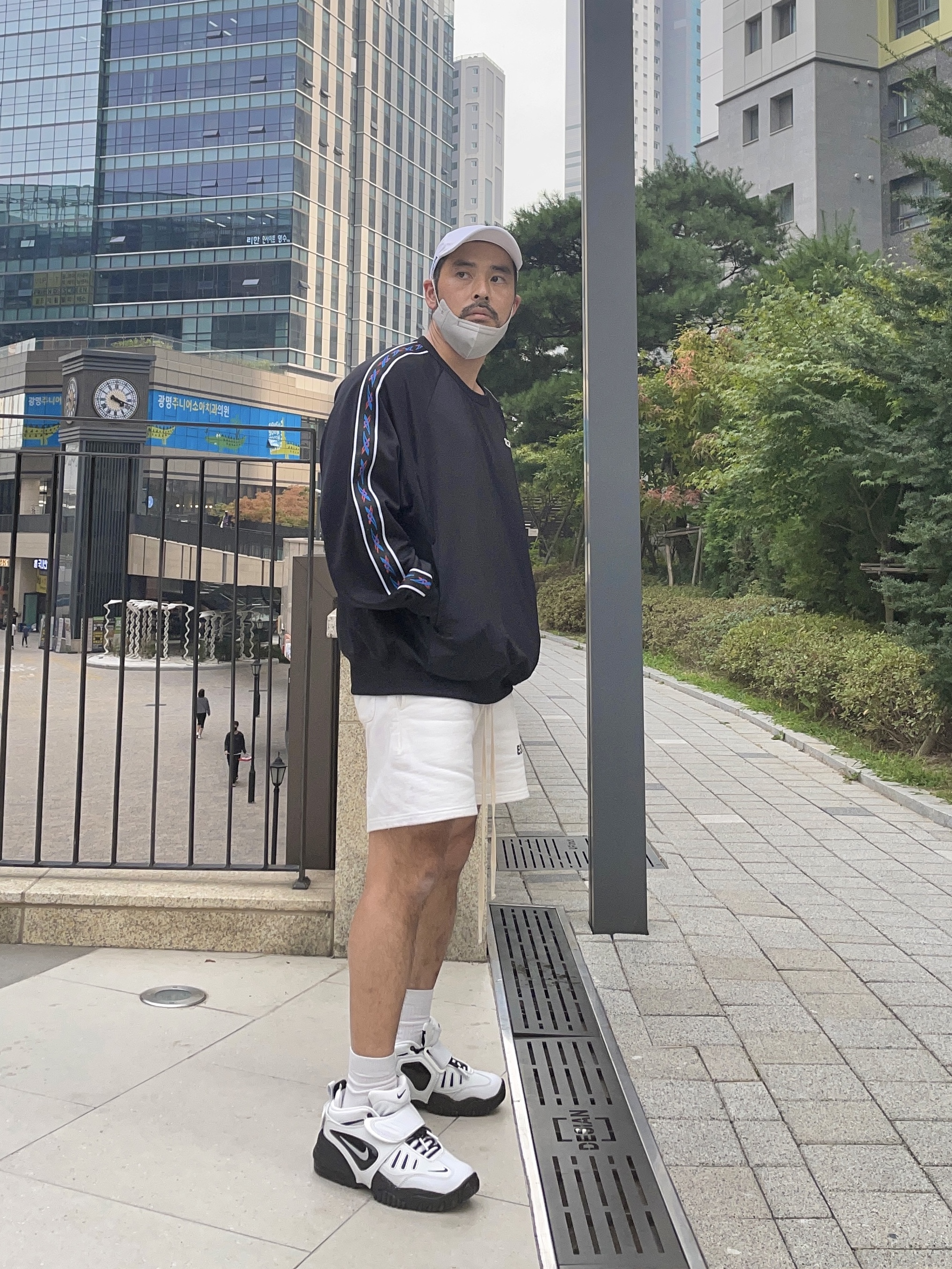 Nike x Ambush Air Adjust Force SP Summit White and Black, Nike x Drake Nocta Cardinal Stock Essential Cap White 착용 스타일 - 1
