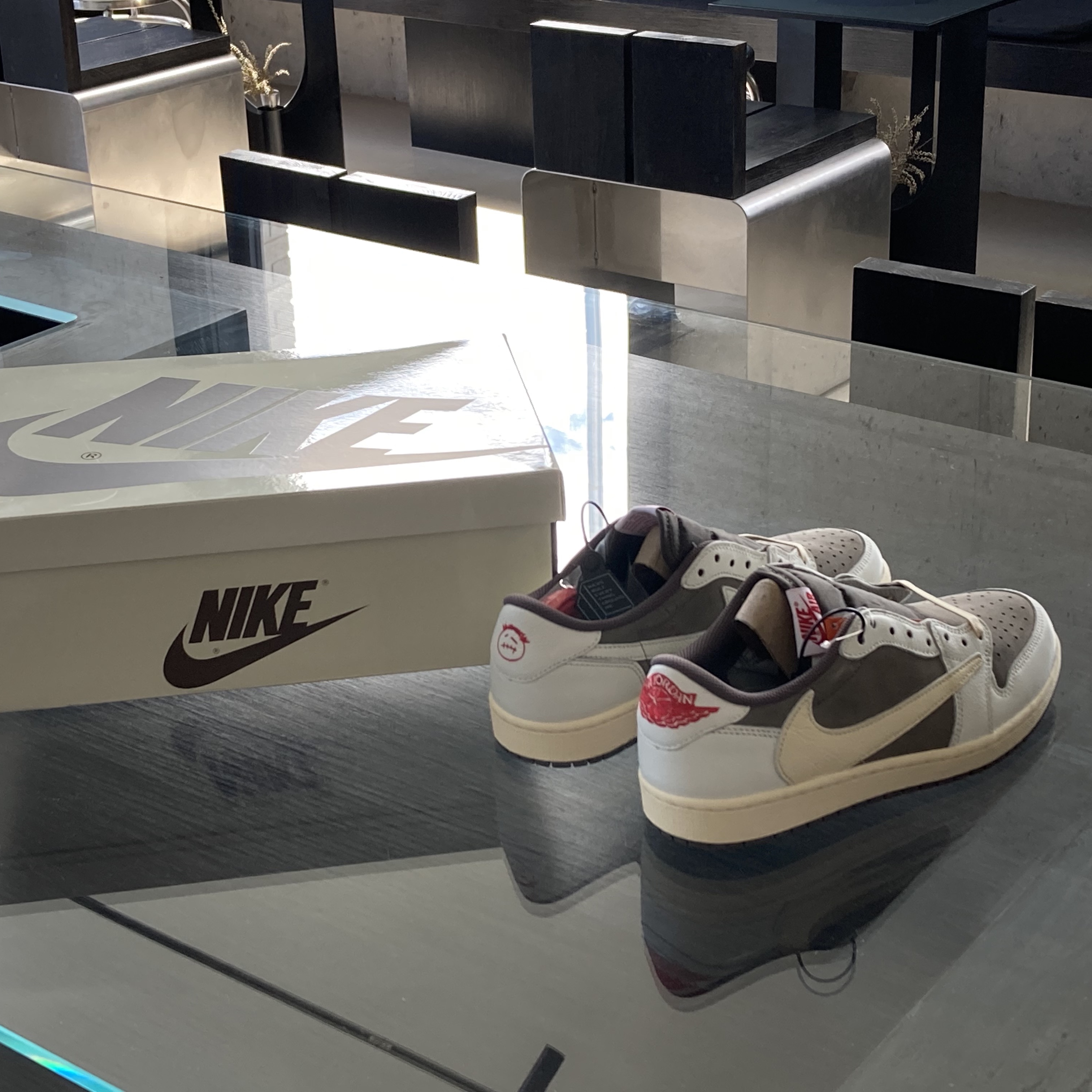 Jordan 1 x Travis Scott Retro Low OG SP Sail and Ridgerock 착용 스타일 - 2