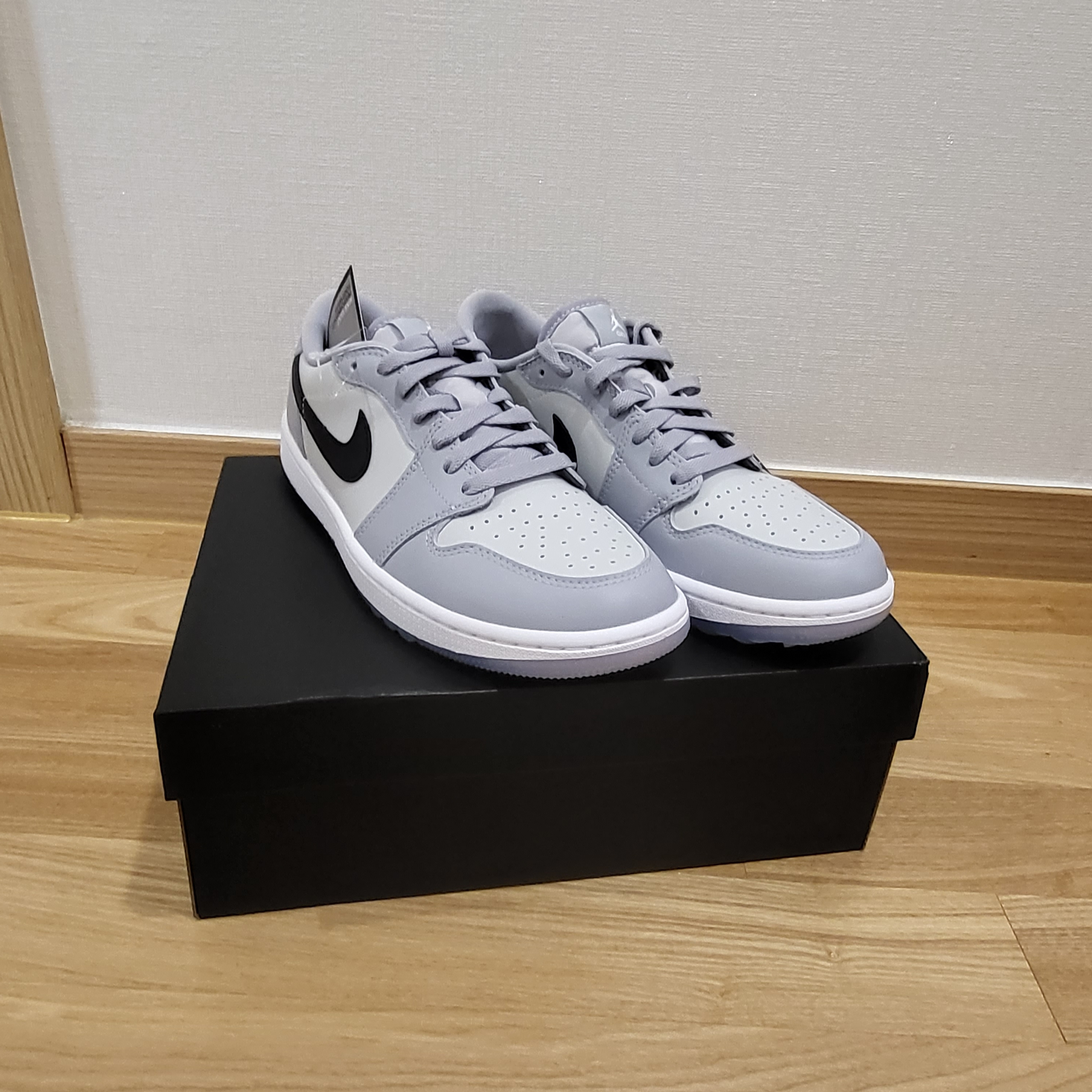 Jordan 1 Low Golf Wolf Grey 착용 스타일 - 1