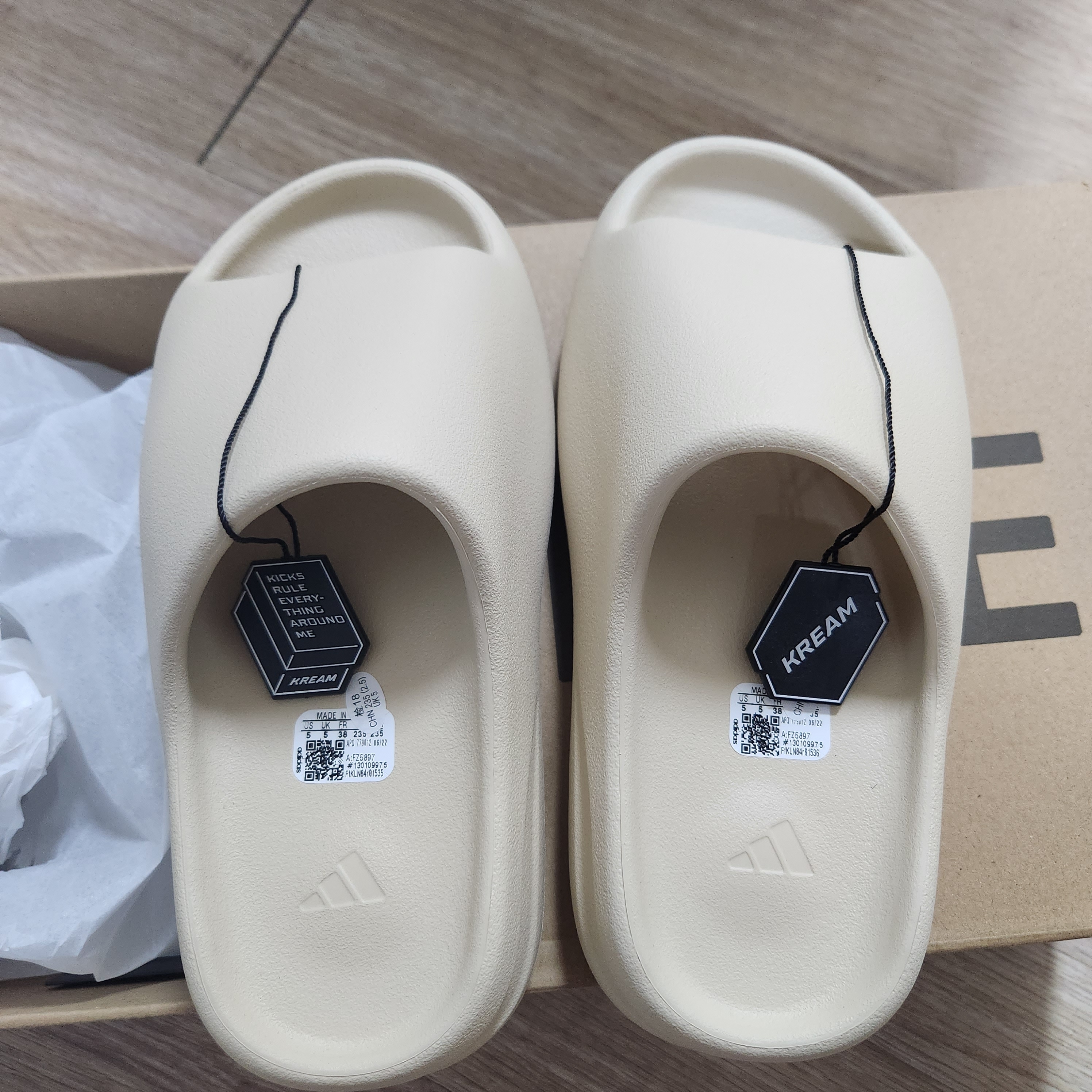 Adidas Yeezy Slide Bone 2022/2023, Adidas Yeezy Slide Onyx 착용 스타일 - 5