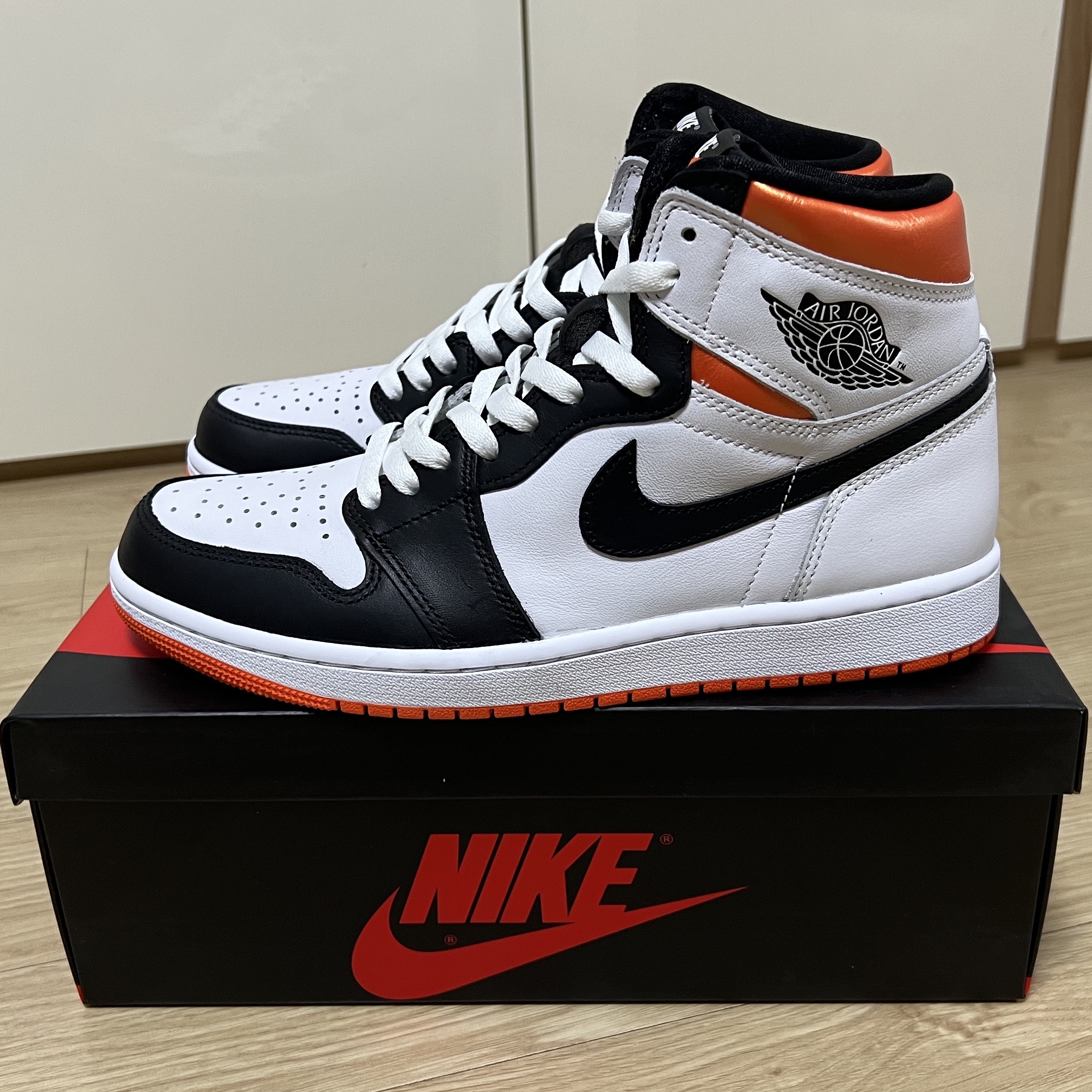 Jordan 1 Retro High OG Electro Orange 착용 스타일 - 1