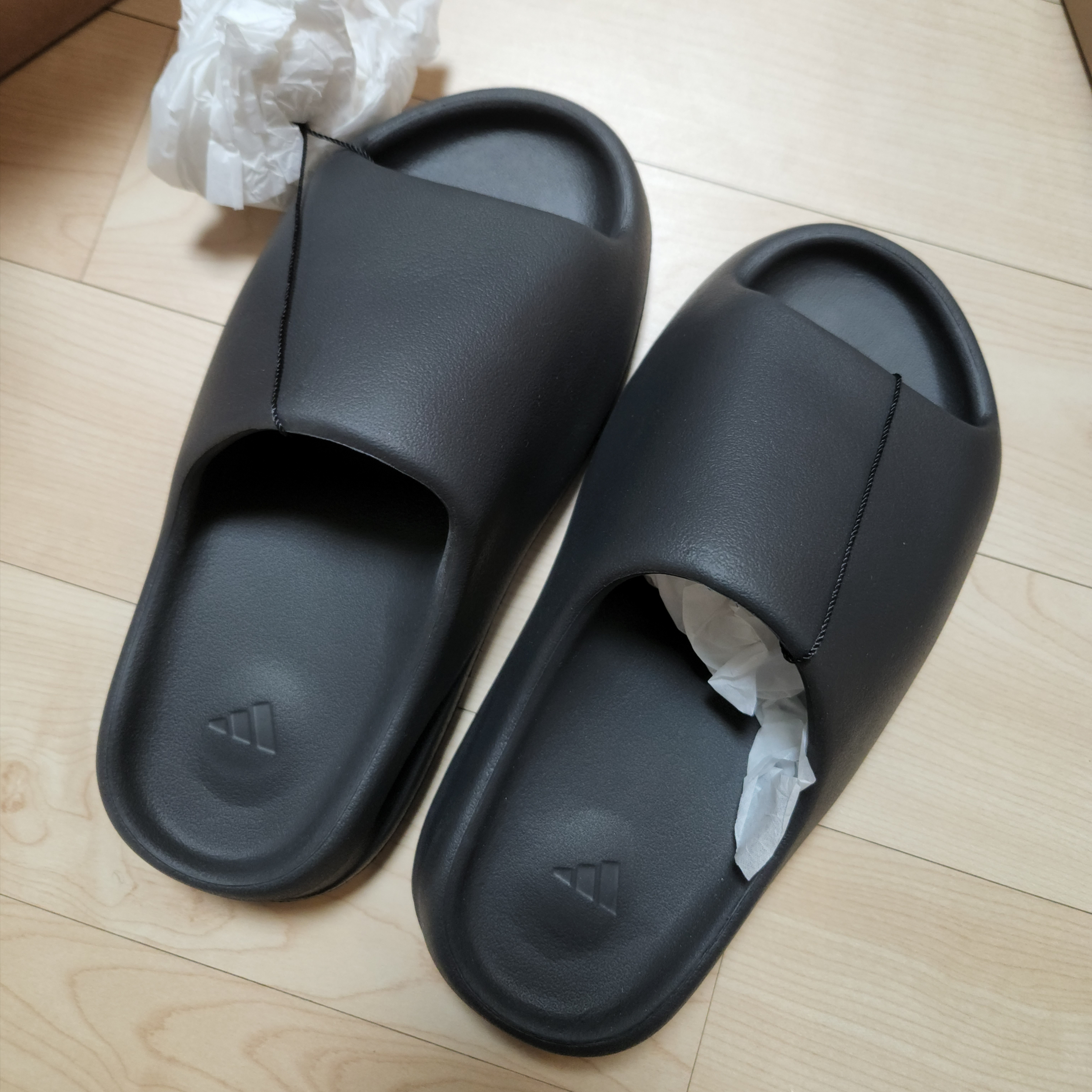Adidas Yeezy Slide Onyx, Adidas Yeezy Slide Bone 2022/2023 착용 스타일 - 5