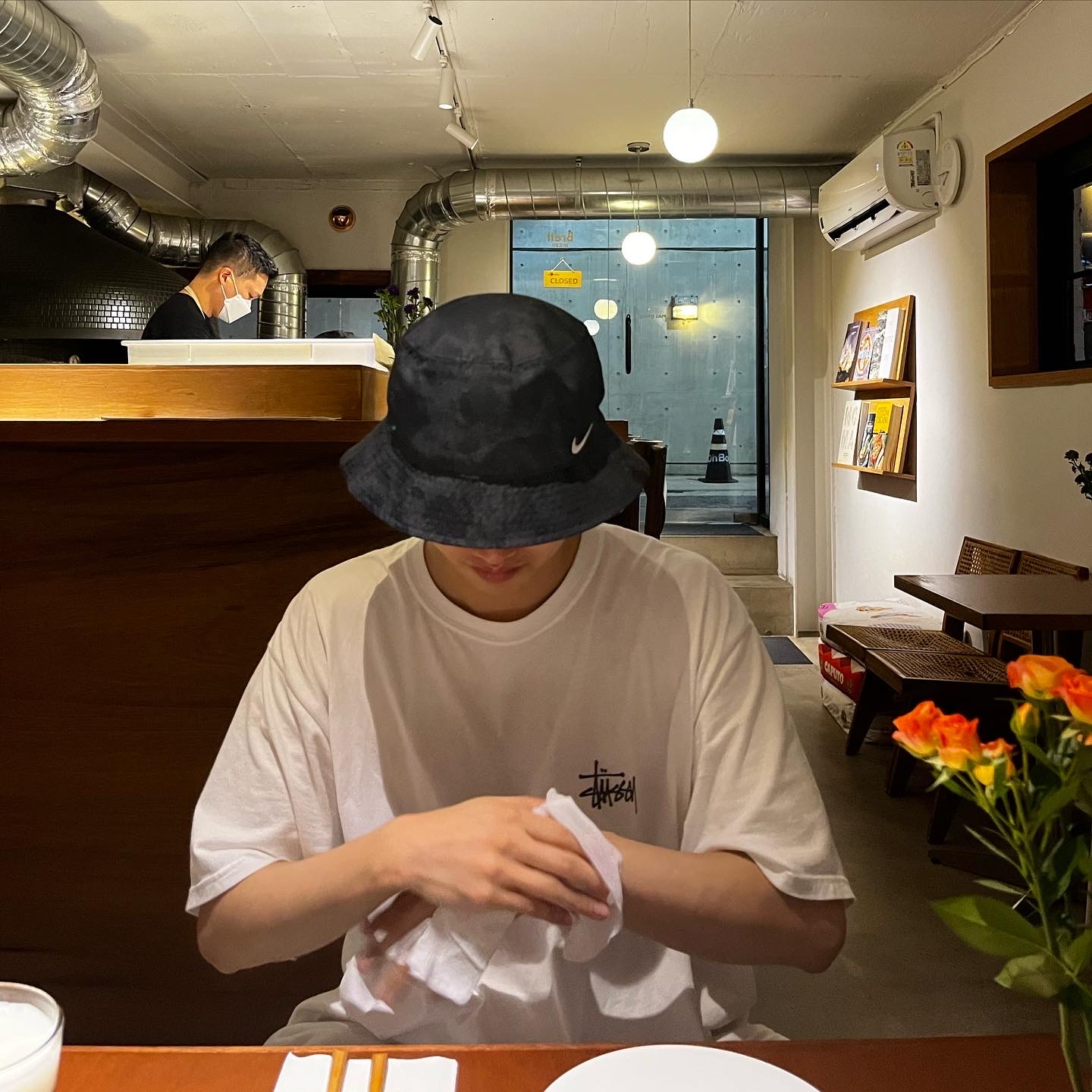 Stussy Basic Stussy T-Shirt White 2022, Nike NRG Bucket Hat Black 착용 스타일