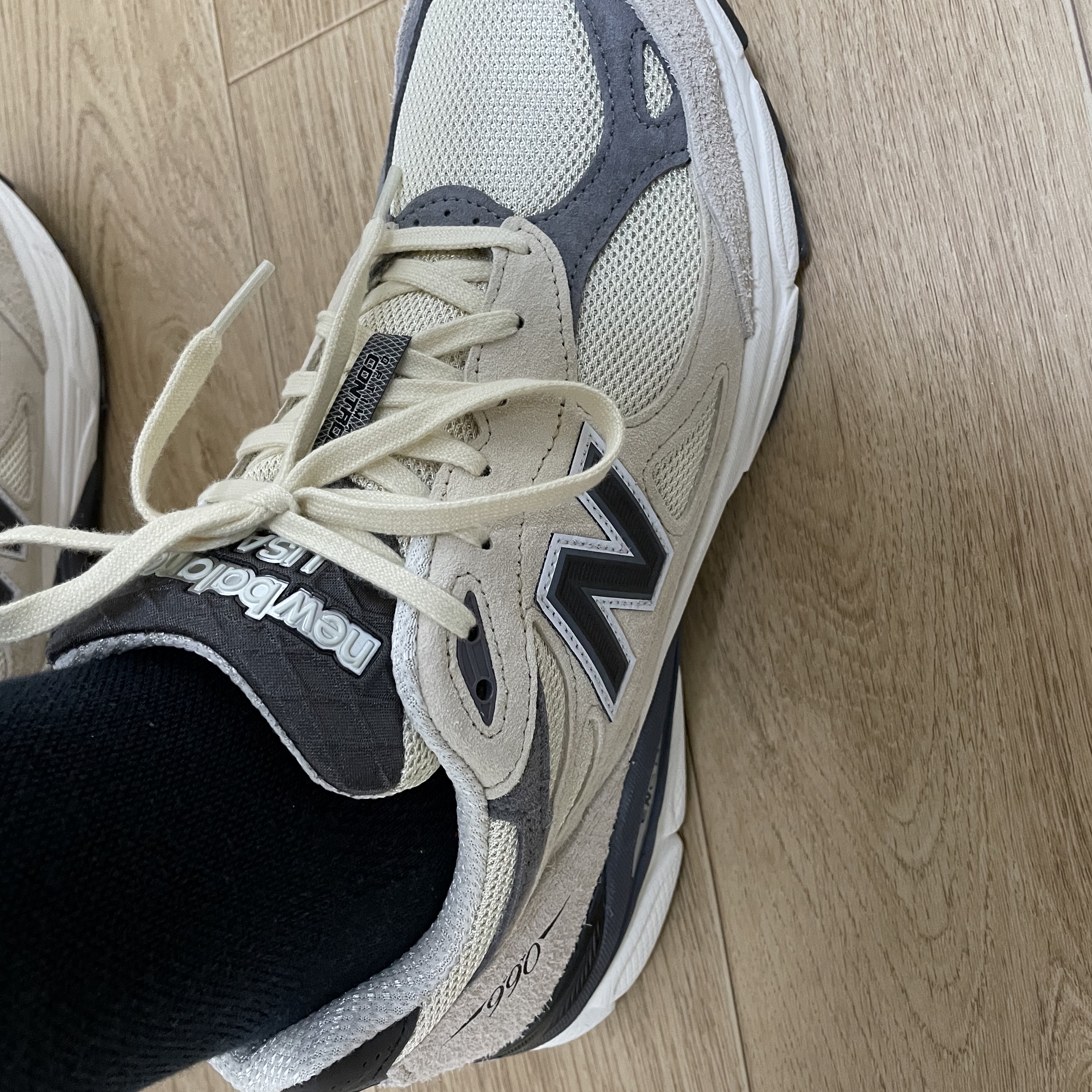 New Balance 990v3 Made in USA Moonbeam Macadamia Nut 착용 스타일