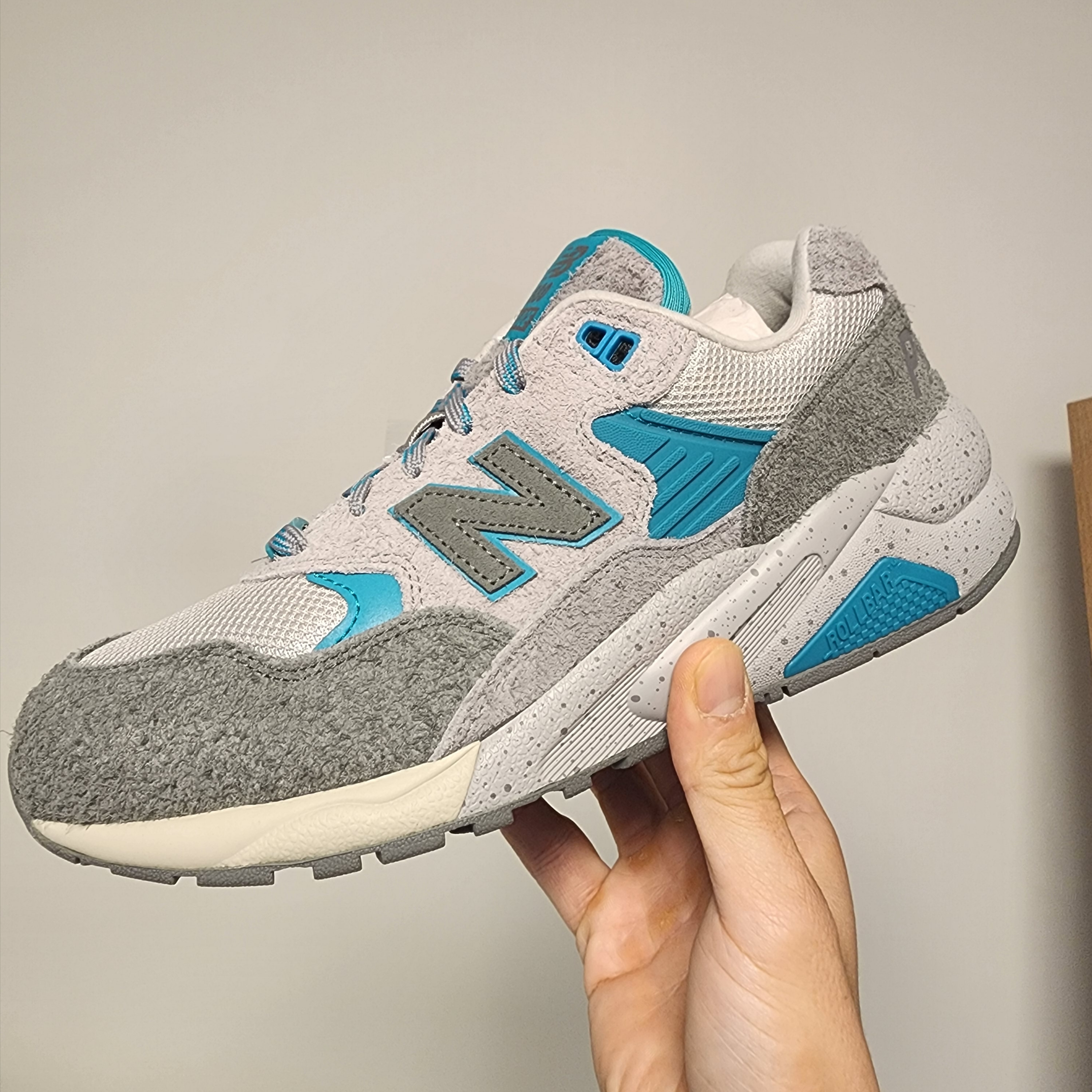 New Balance x Palace MT580 Gargoyle Lapis Blue 착용 스타일 - 1