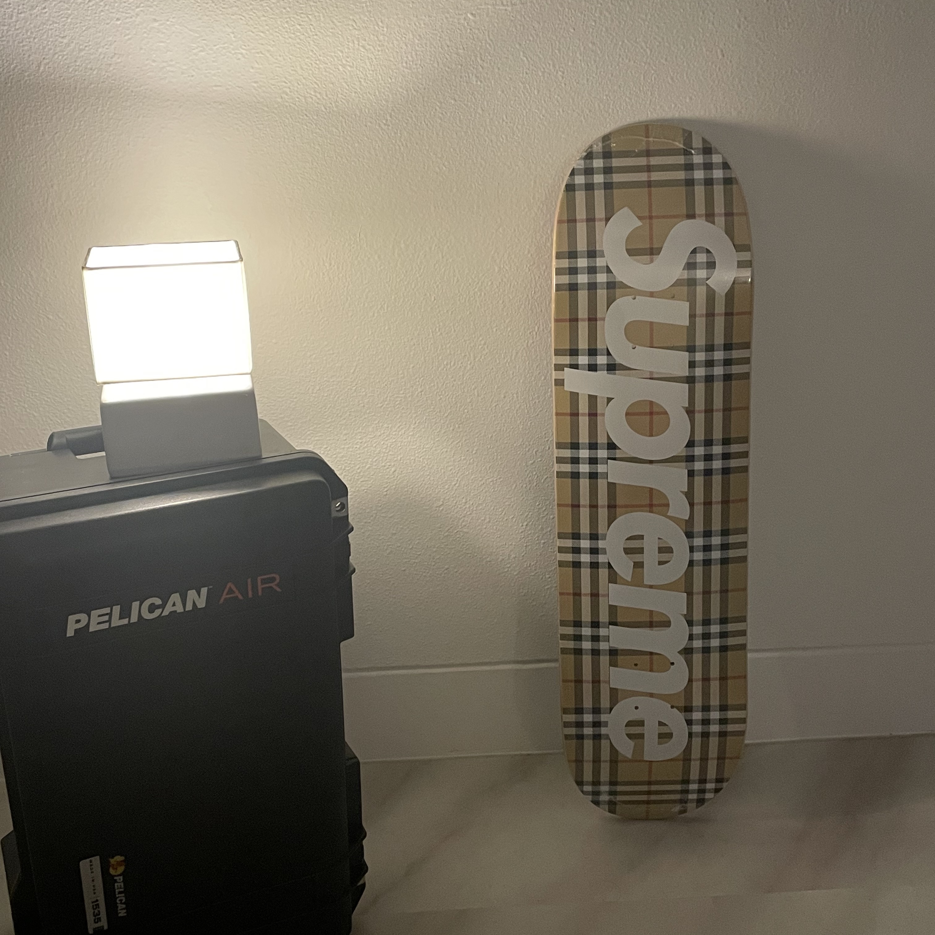 Supreme x Burberry Skateboard Deck Beige - 22SS 착용 스타일