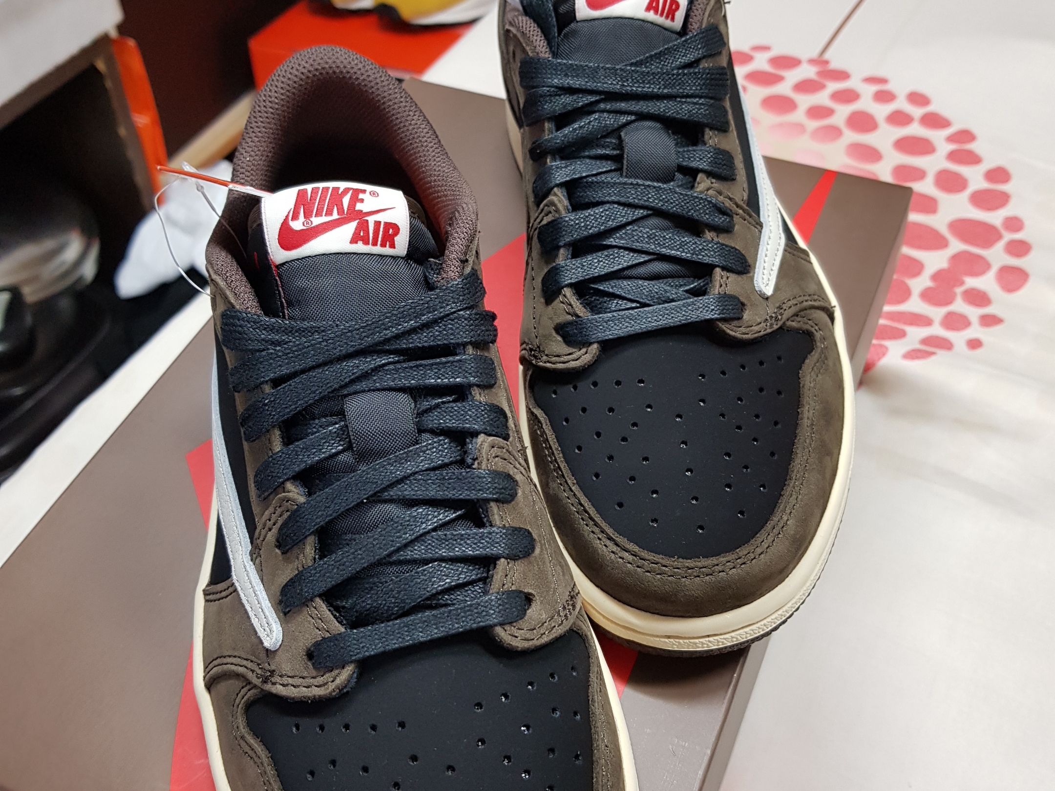 Jordan 1 x Travis Scott Retro Low OG SP Mocha 착용 스타일 - 1