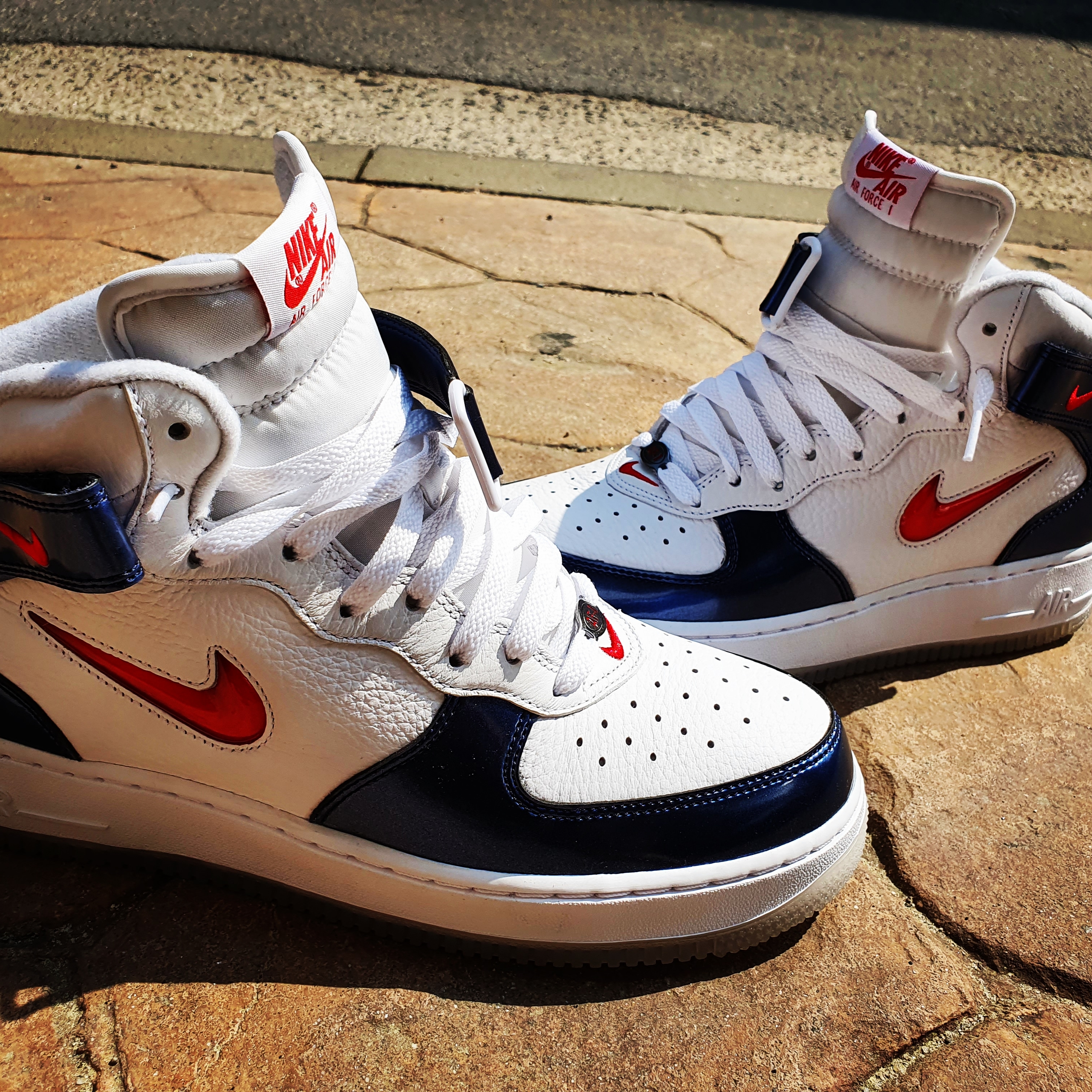 Nike Air Force 1 Mid QS University Red and Midnight Navy 착용 스타일 - 1