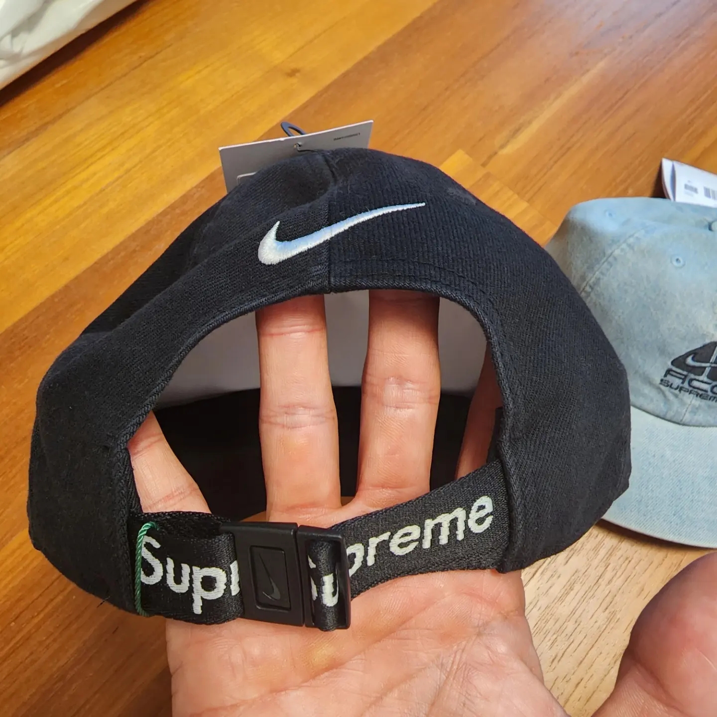 Supreme x Nike ACG Denim 6-Panel Black - 22FW, Supreme x Nike ACG Denim 6-Panel Washed Blue - 22FW 착용 스타일 - 3