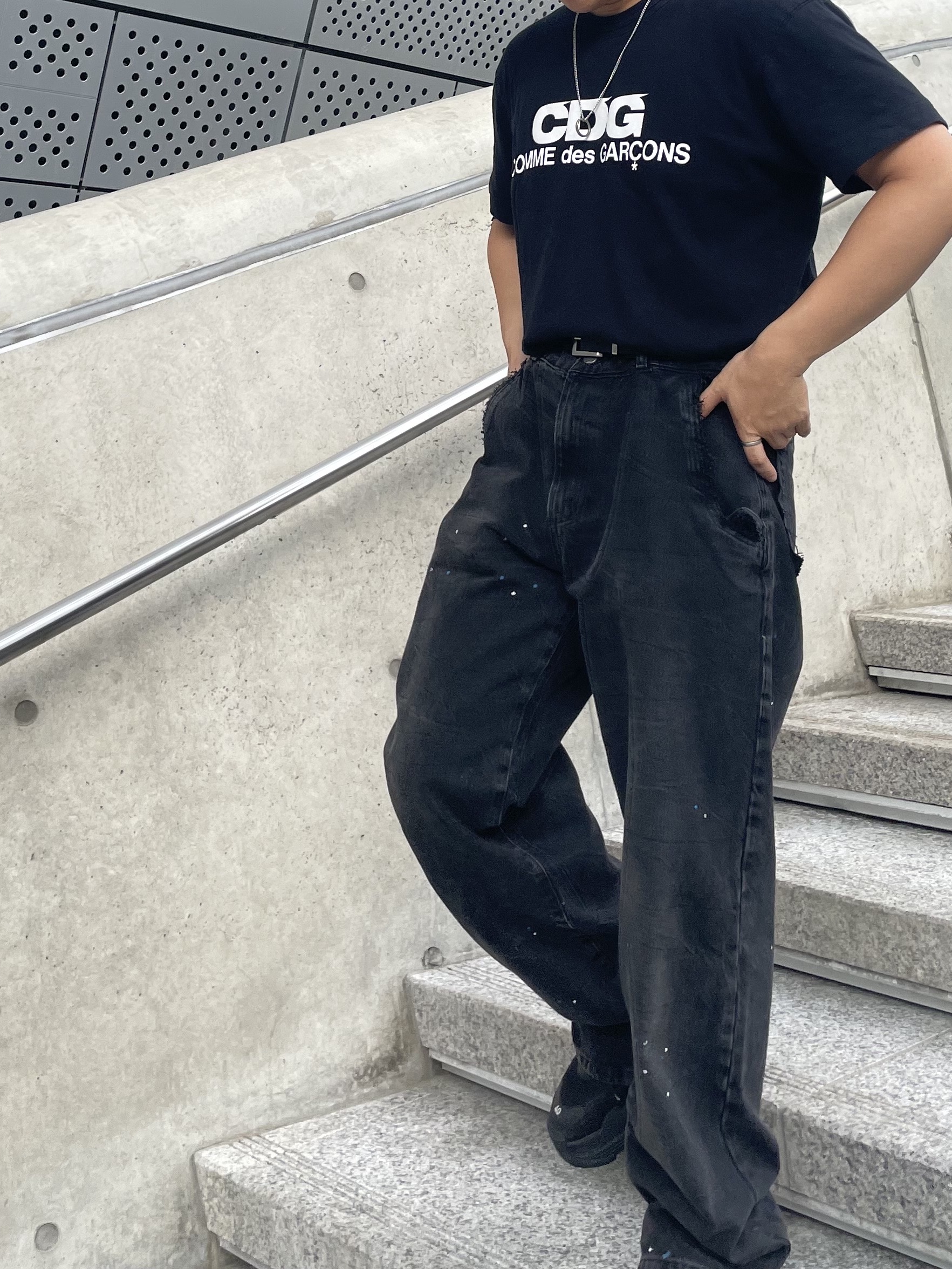 Zara x Ader Error Slit Jeans Black, CDG Logo T-Shirt Black 착용 스타일 - 2