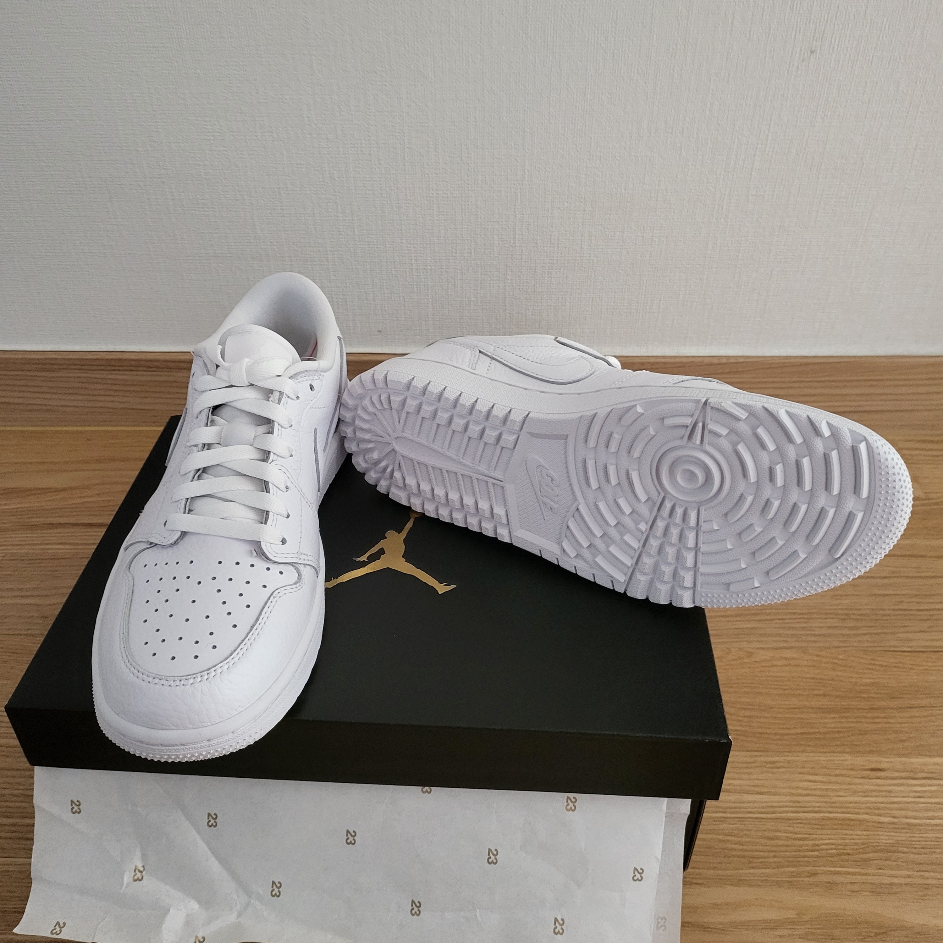 Jordan 1 Low Golf Triple White 착용 스타일 - 1