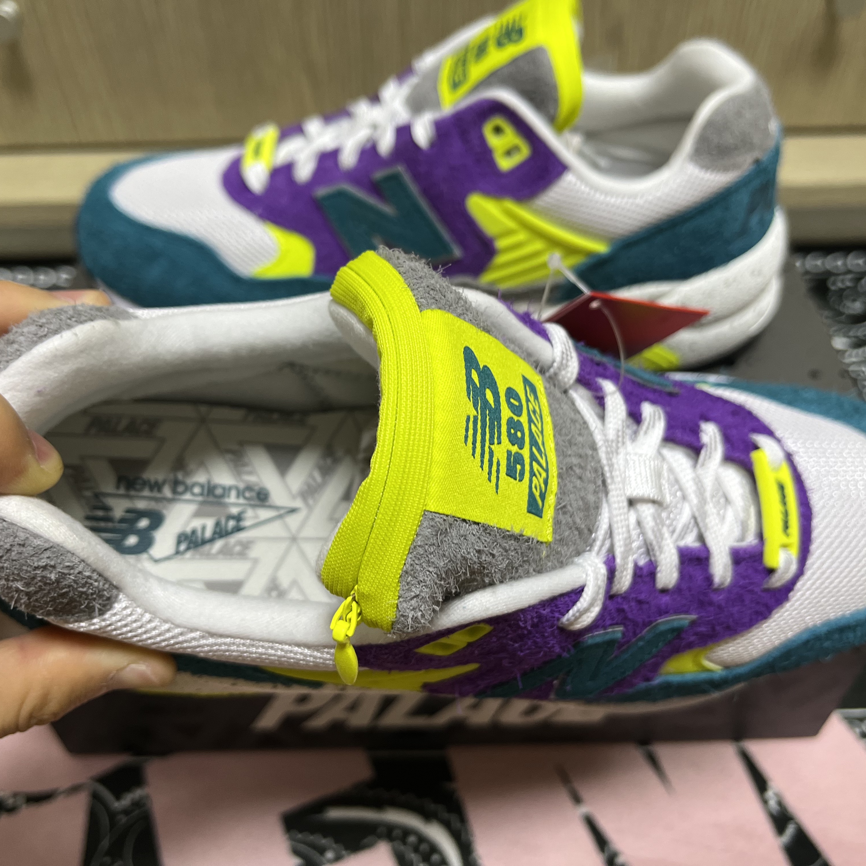 New Balance x Palace MT580 Shaded Spruce Pansy 착용 스타일 - 3