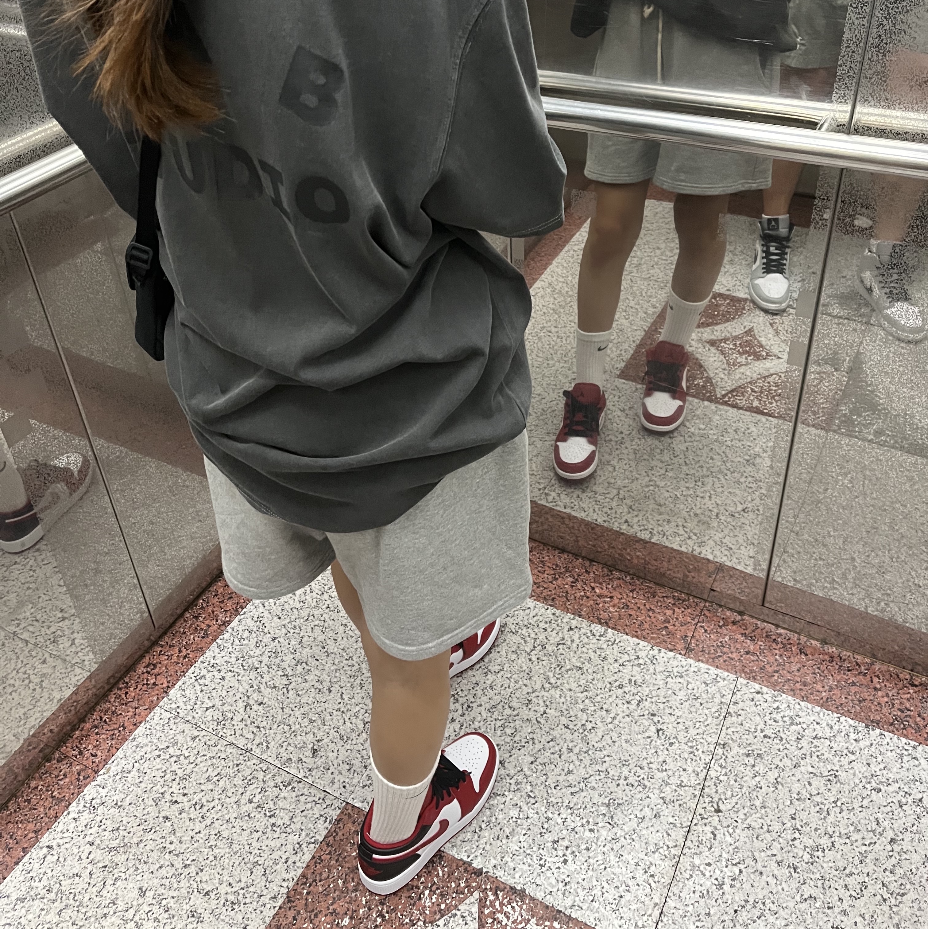 IAB Studio Pigment T-Shirt Black, (GS) Jordan 1 Low White Gym Red Black 착용 스타일