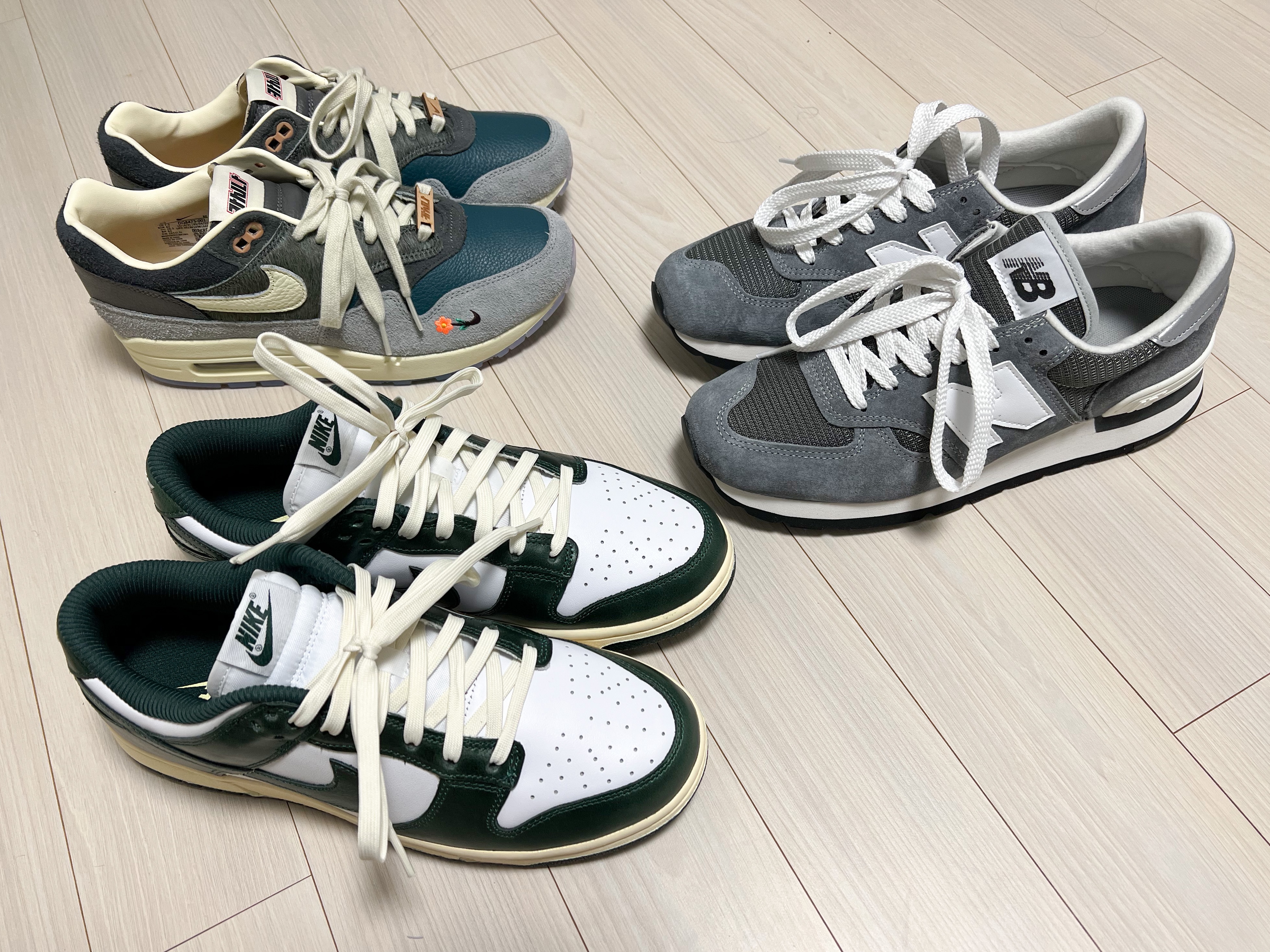 (W) Nike Dunk Low Vintage Green, New Balance 990v1 Made in USA Grey White 착용 스타일 - 1