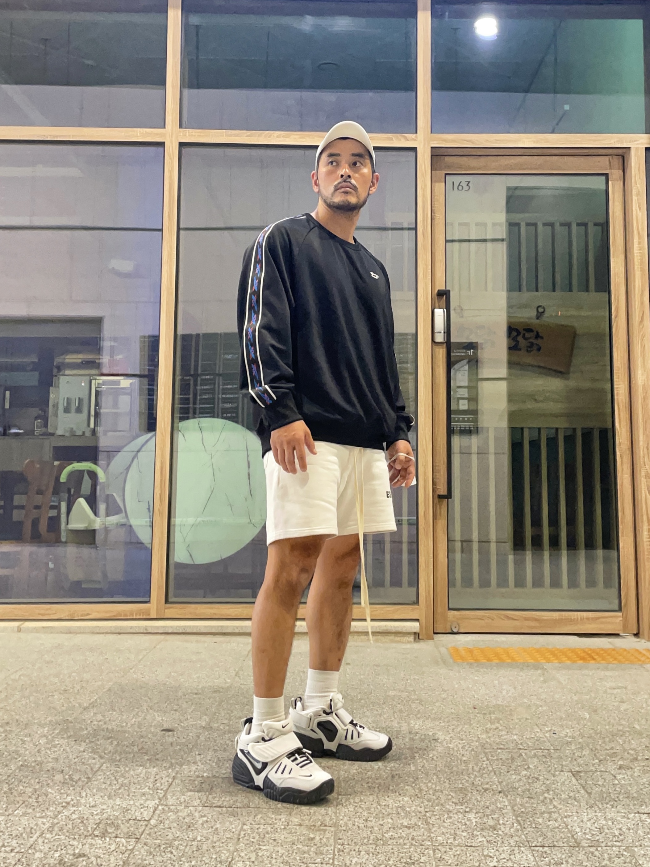 Nike x Ambush Air Adjust Force SP Summit White and Black, Nike x Drake Nocta Cardinal Stock Essential Cap White 착용 스타일 - 1