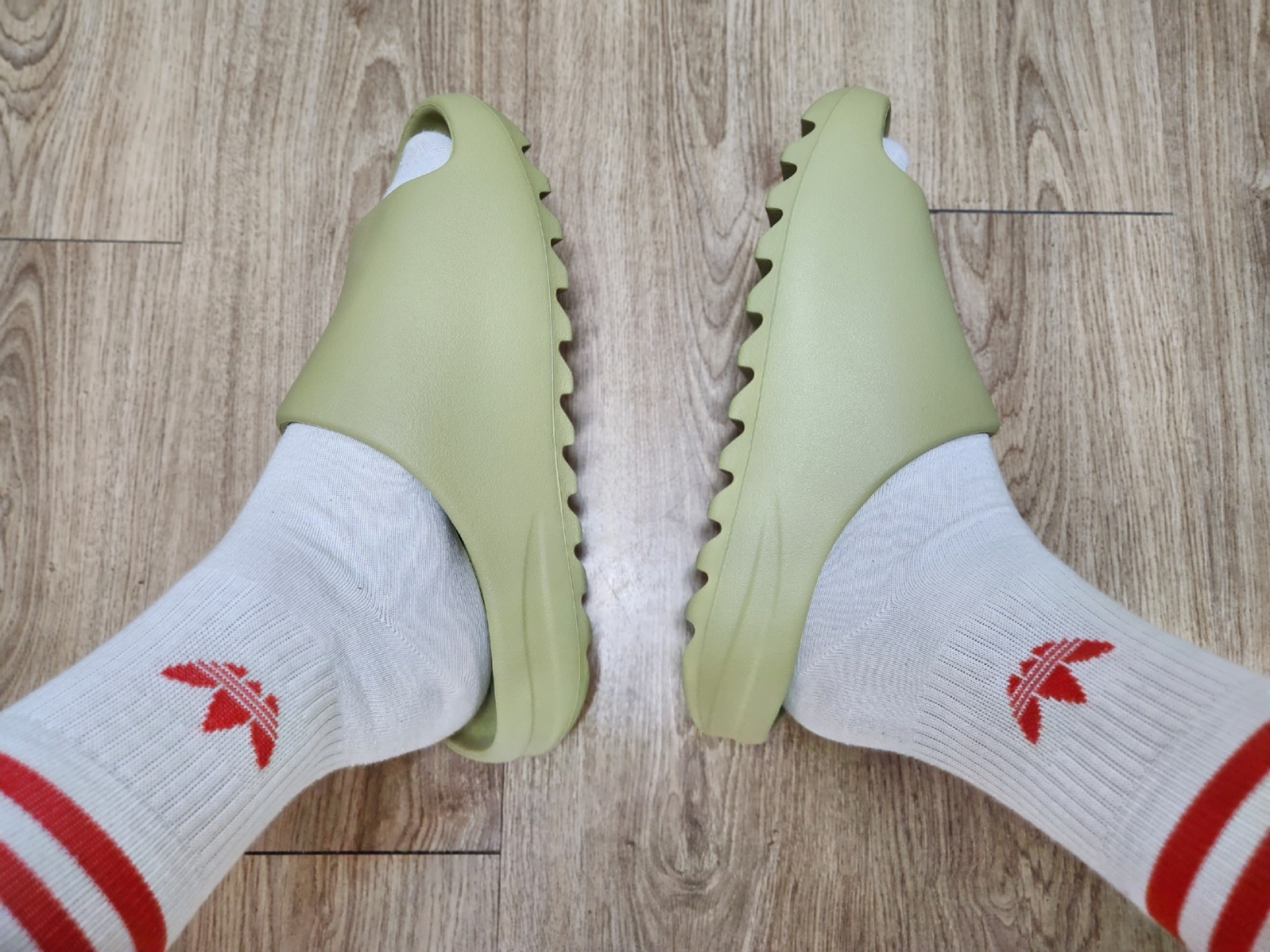 Adidas Yeezy Slide Resin 2022 착용 스타일 - 3