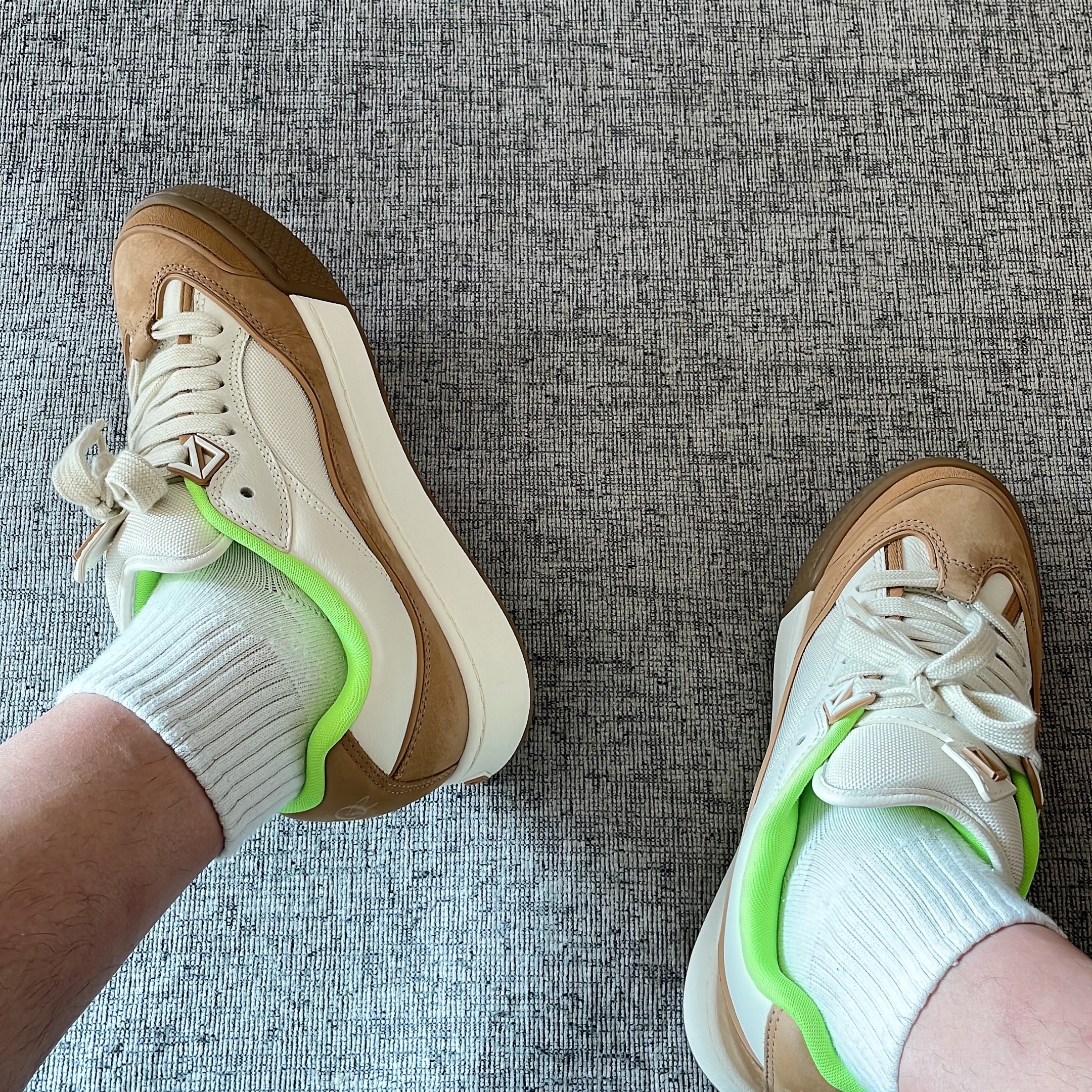 Dior x Cactus Jack B713 Sneakers Cream Coffee 착용 스타일