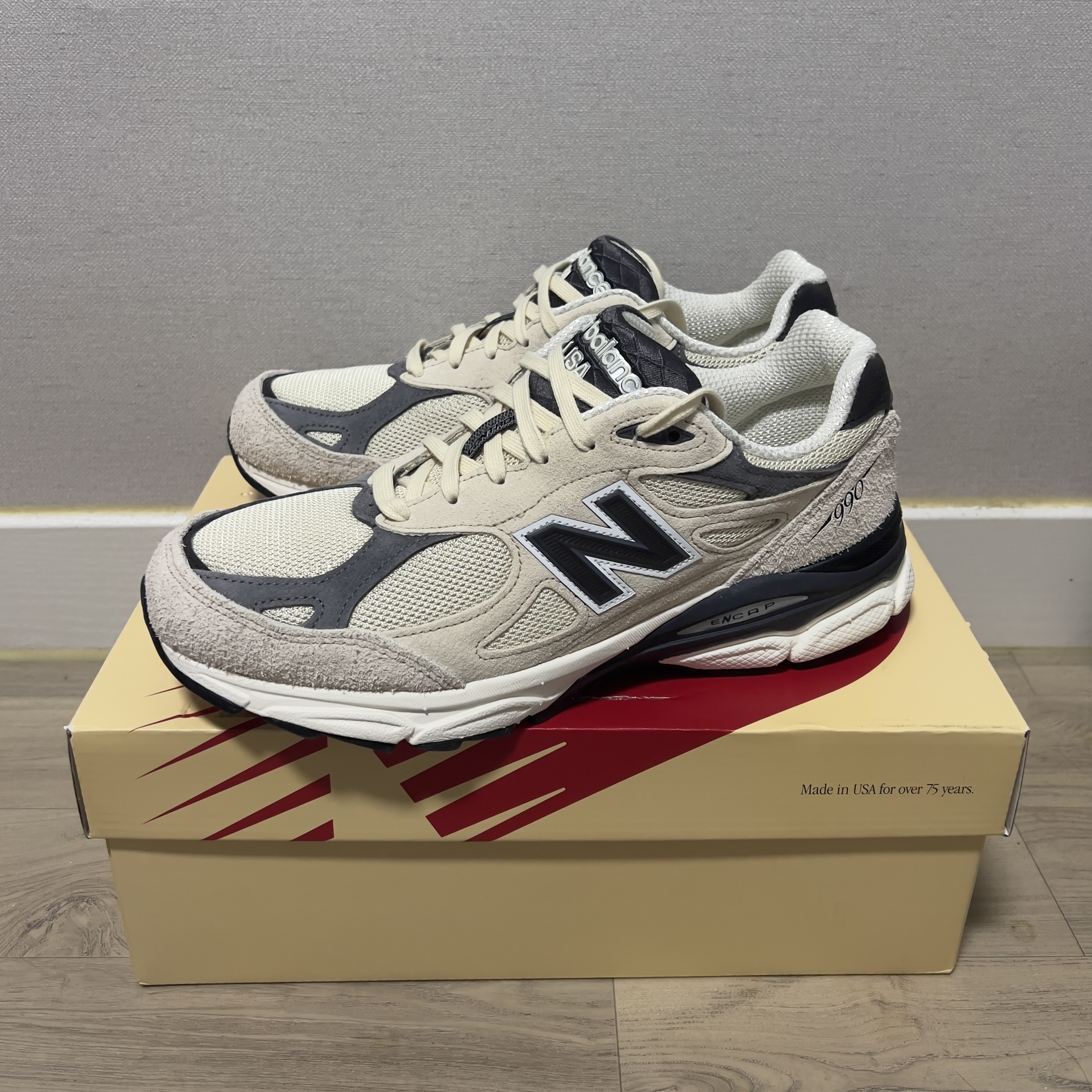 New Balance 990v3 Made in USA Moonbeam Macadamia Nut 착용 스타일