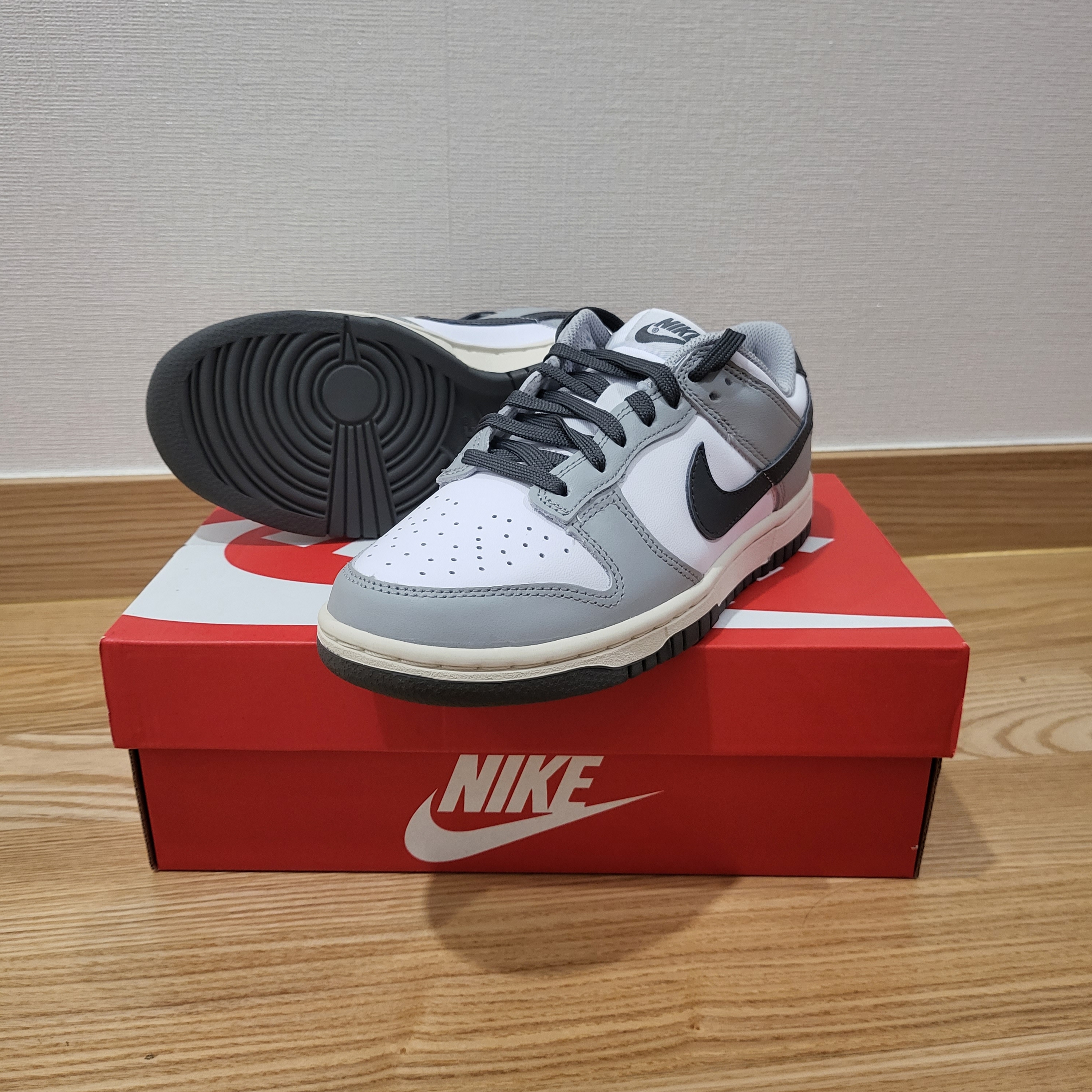 (W) Nike Dunk Low Light Smoke Grey 착용 스타일 - 2