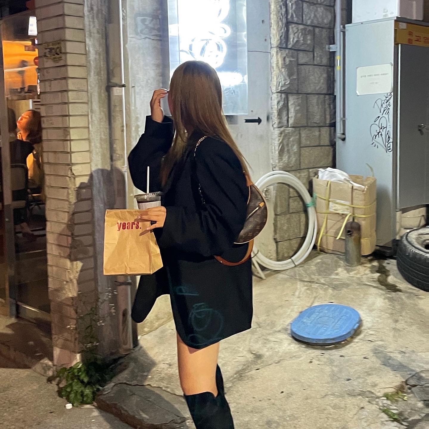 Louis Vuitton Loop Monogram 착용 스타일 - 2