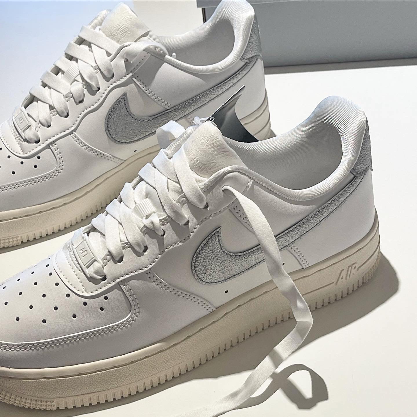 (W) Nike Air Force 1 '07 Essential TRND Summit White Metallic Silver 착용 스타일