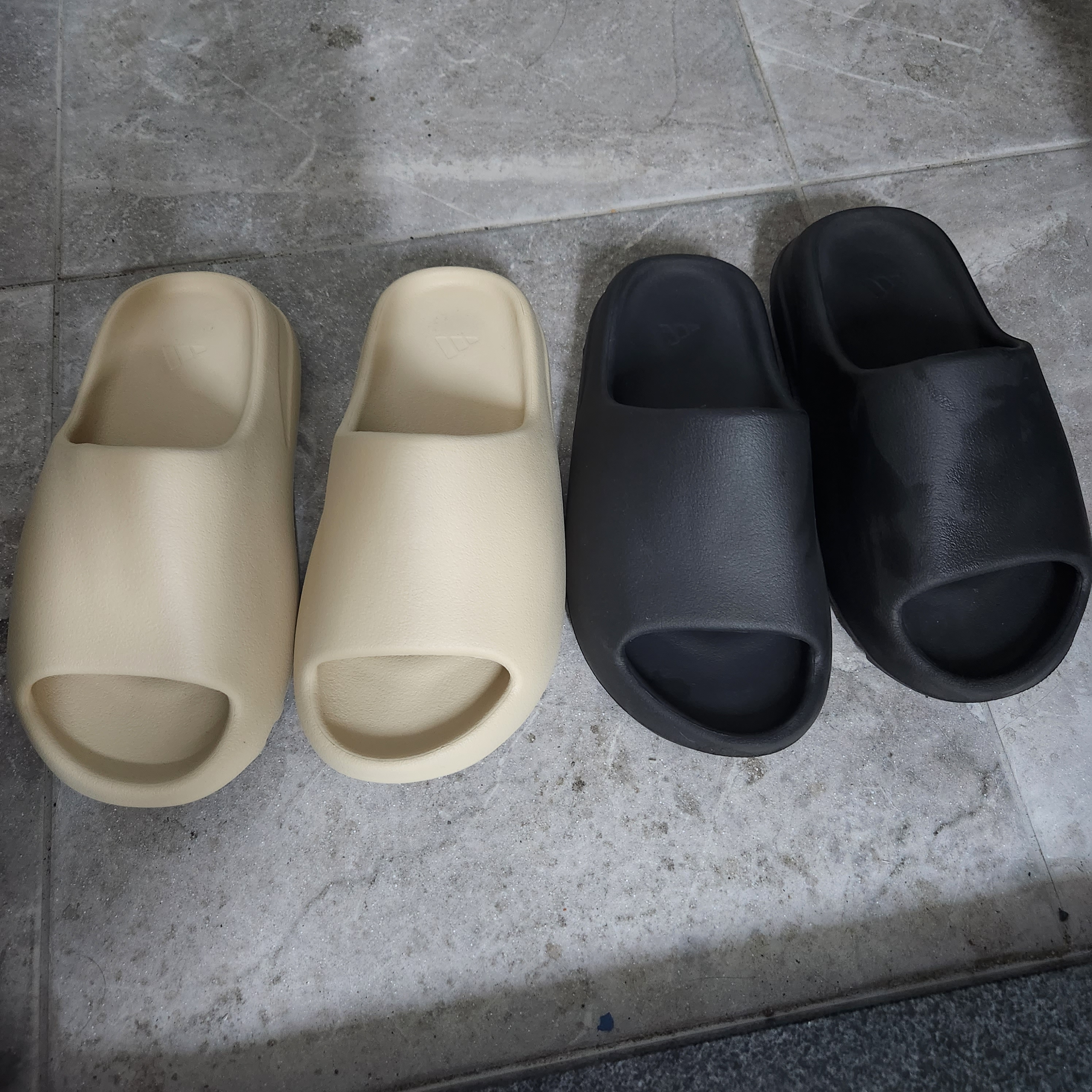 Adidas Yeezy Slide Bone 2022/2023, Adidas Yeezy Slide Onyx 착용 스타일 - 3