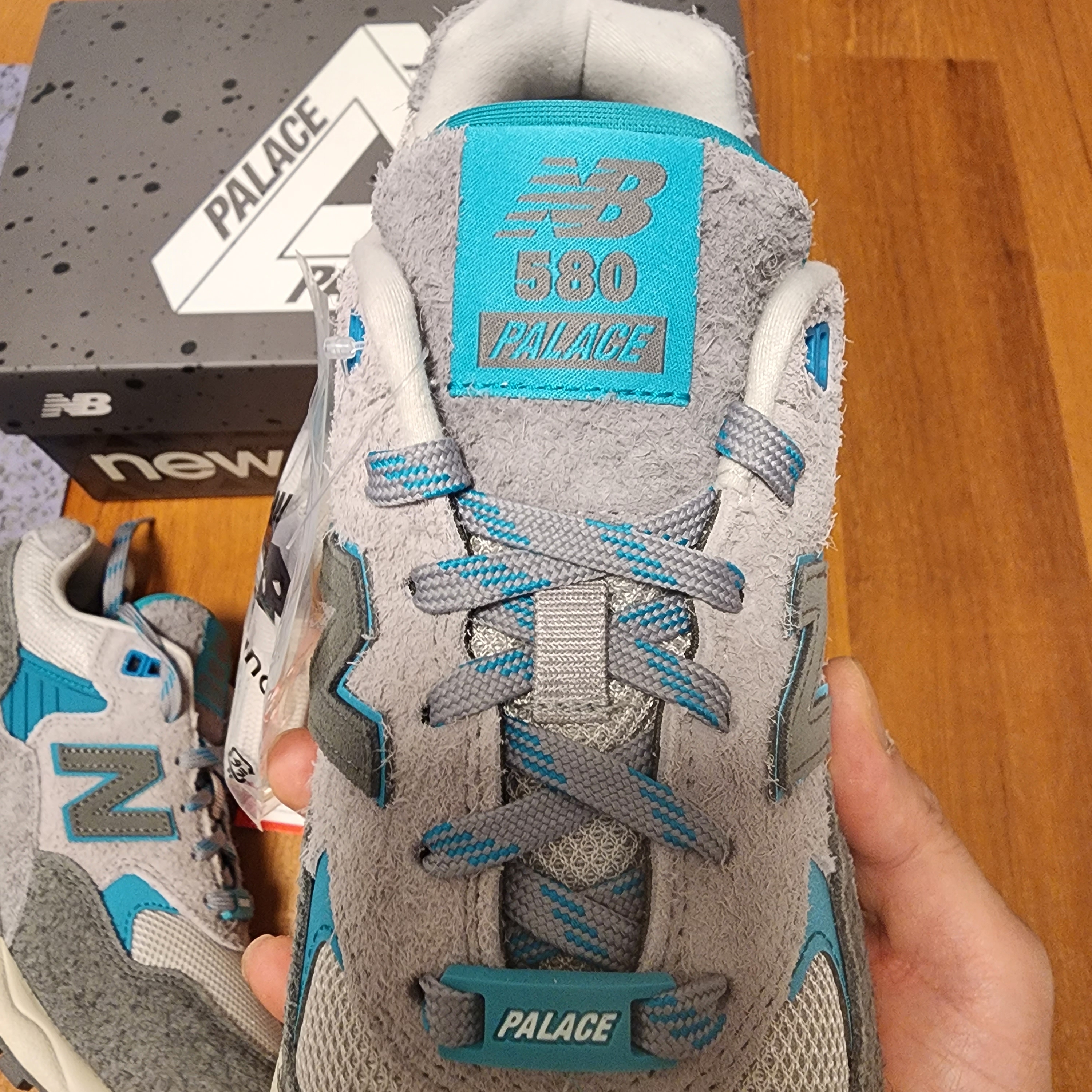 New Balance x Palace MT580 Gargoyle Lapis Blue 착용 스타일 - 3
