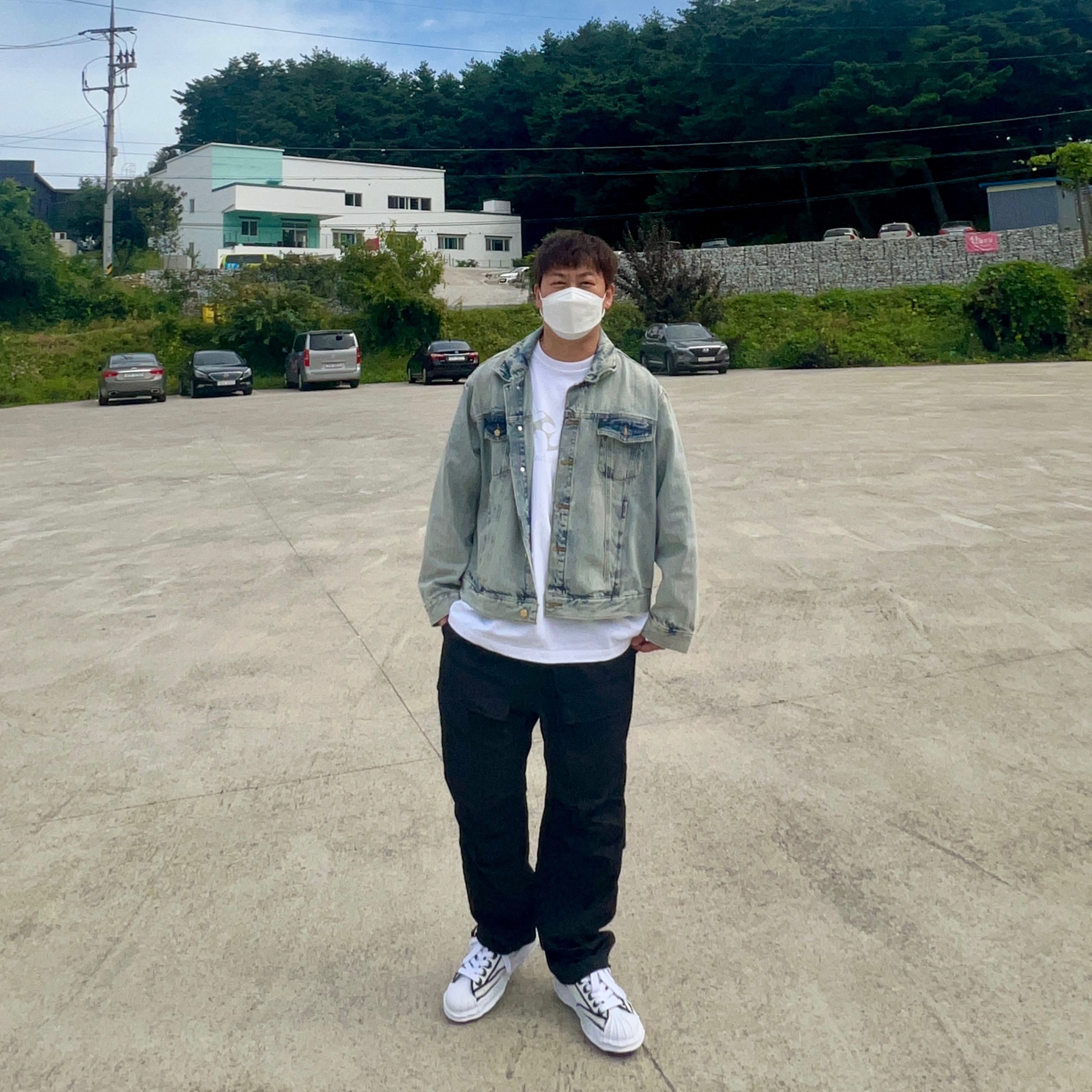 Essentials Denim Trucker Jacket Light Indigo - 20FW, Maison Mihara Yasuhiro Blakey OG Sole OH Canvas Low-top Sneakers White 착용 스타일