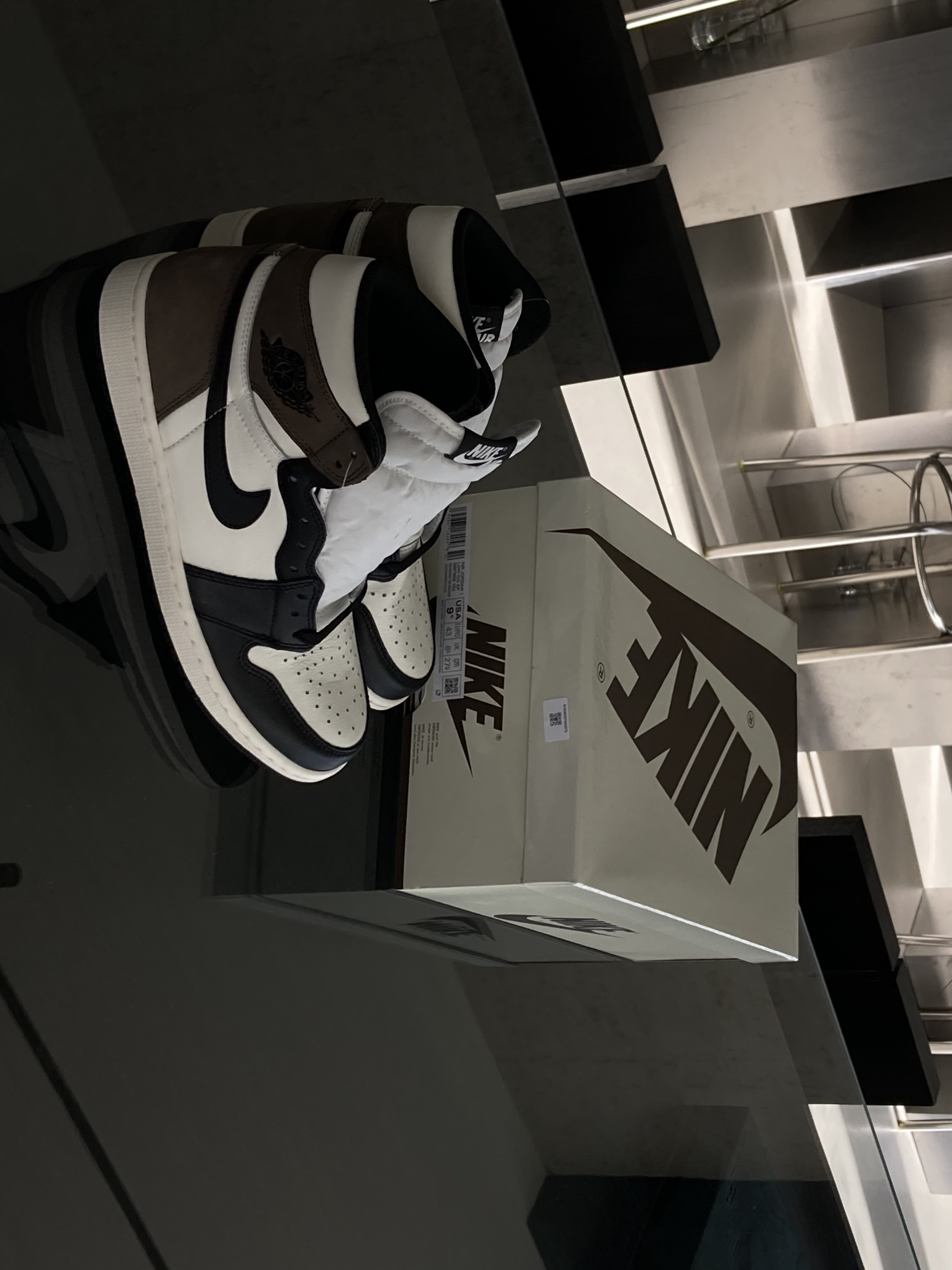 Jordan 1 Retro High OG Black Mocha 착용 스타일