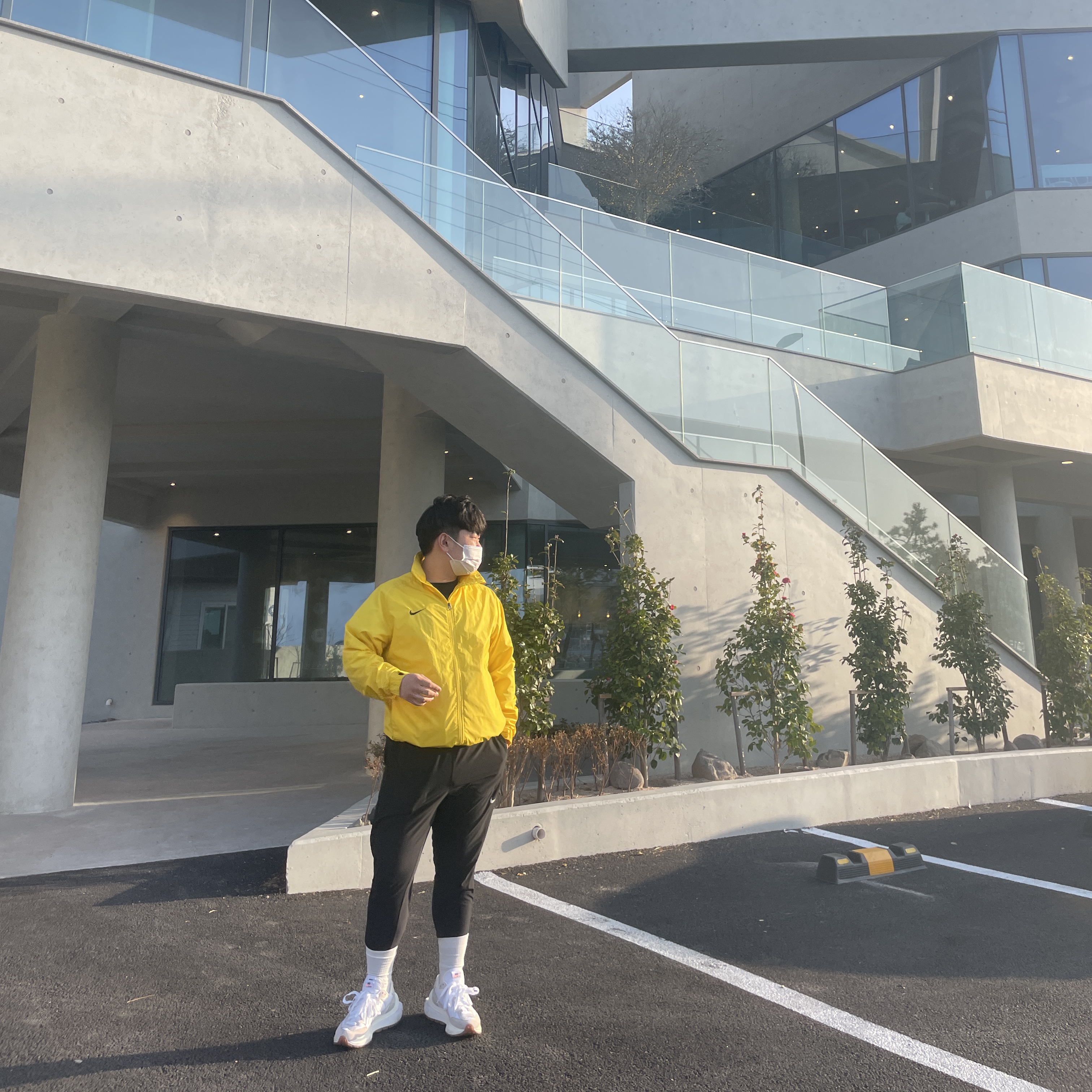 Nike x Sacai VaporWaffle White and Gum 착용 스타일