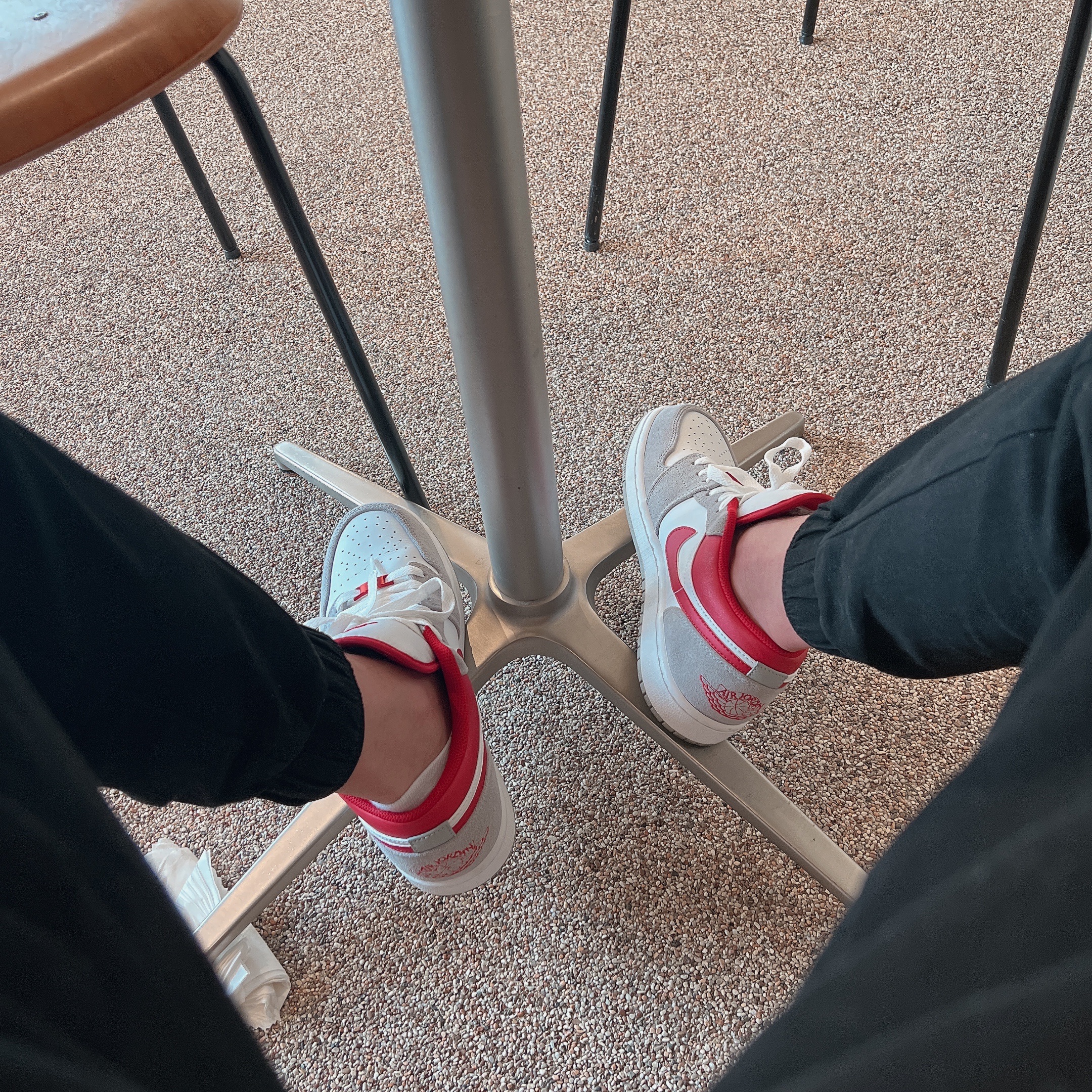 Jordan 1 Low SE Light Smoke Grey Gym Red 착용 스타일 - 2