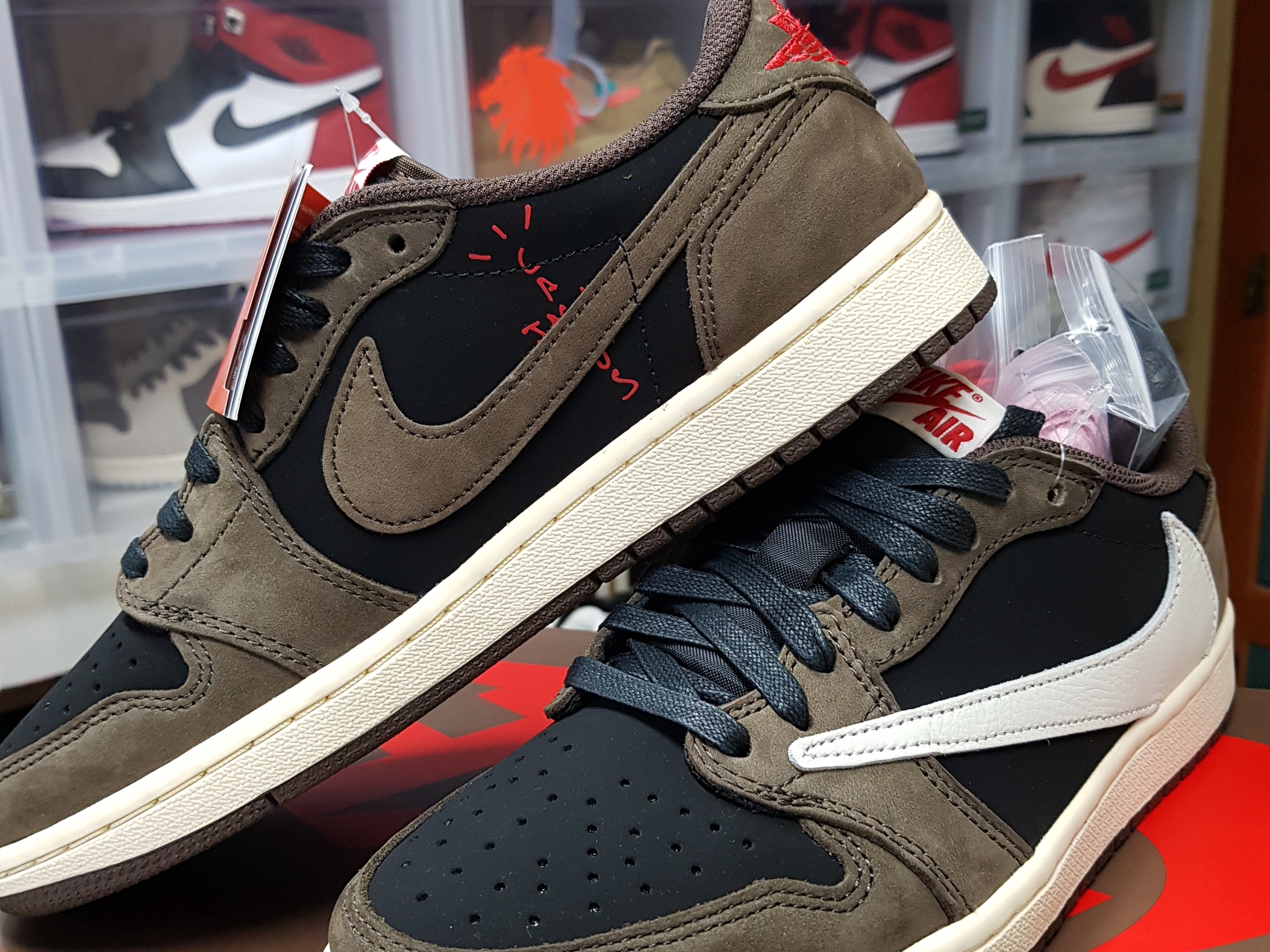 Jordan 1 x Travis Scott Retro Low OG SP Mocha 착용 스타일 - 5