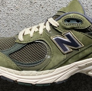 New Balance 2002R Special Vintage Khaki 착용 스타일