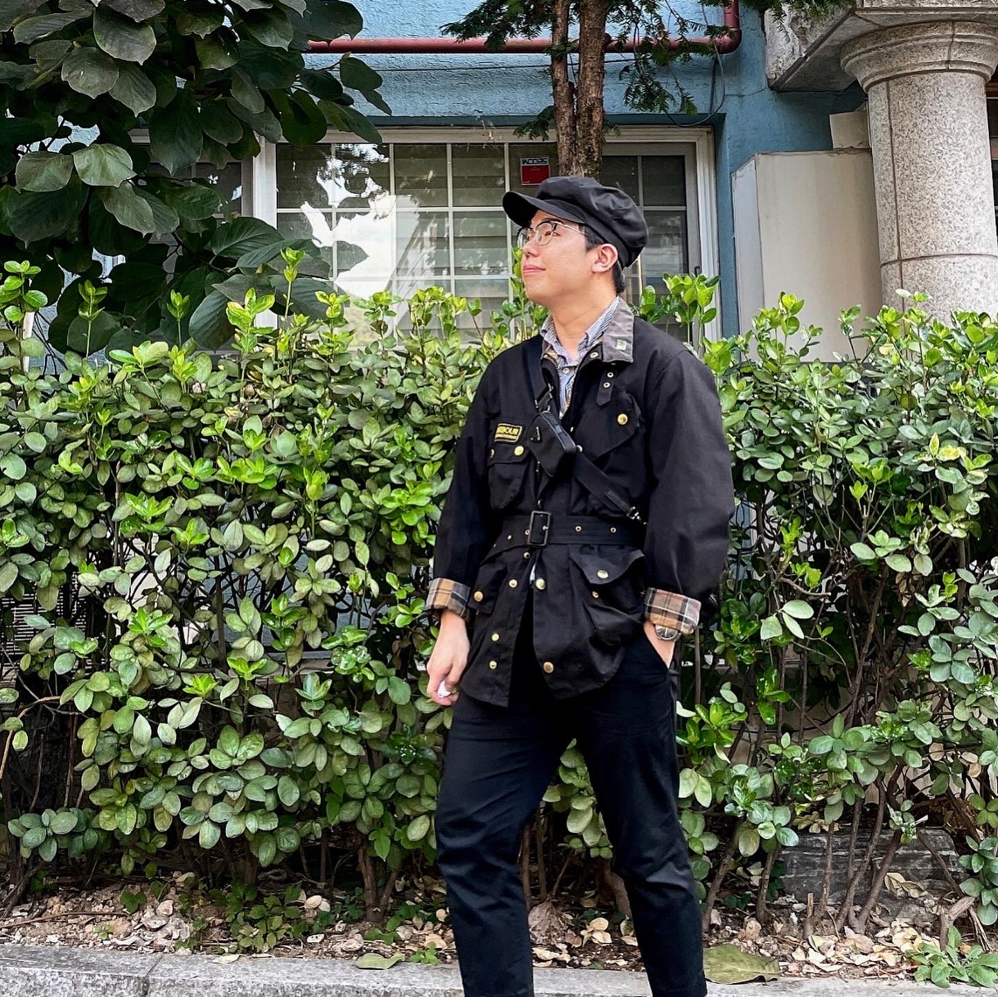 (W) Prada Prada Re-Nylon Hat Black, Prada Re-Nylon and Saffiano Leather Shoulder Bag Black 착용 스타일 - 3