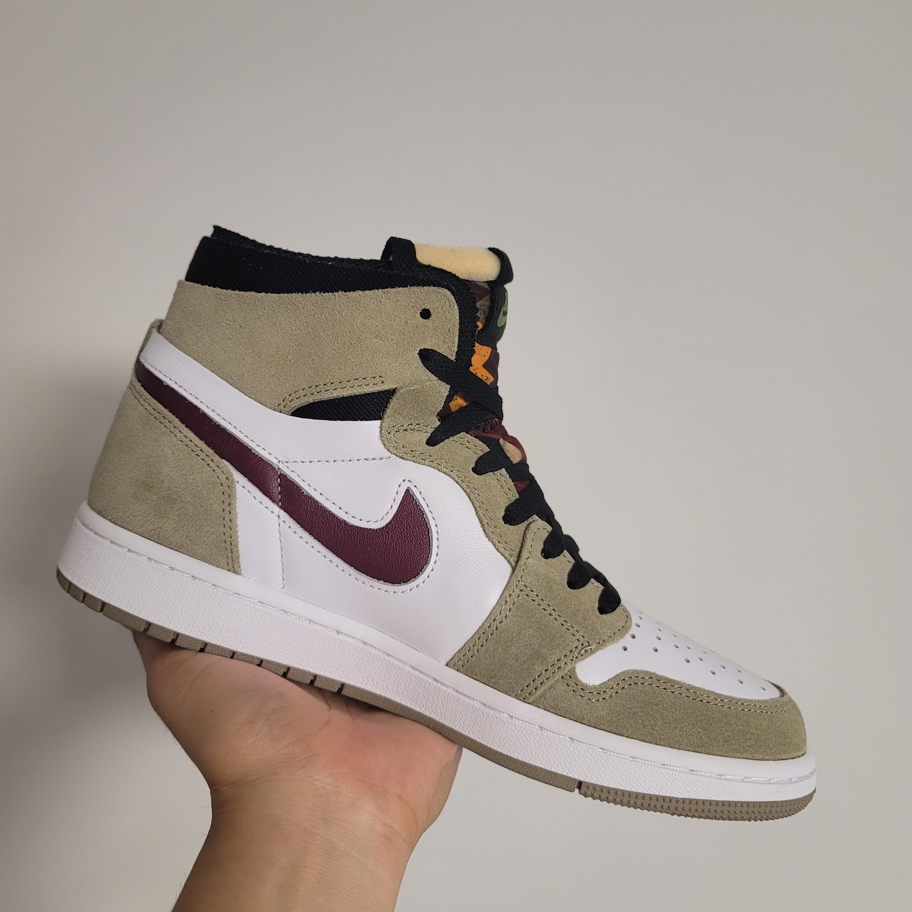 Jordan 1 Zoom Air CMFT Neutral Olive 착용 스타일 - 2