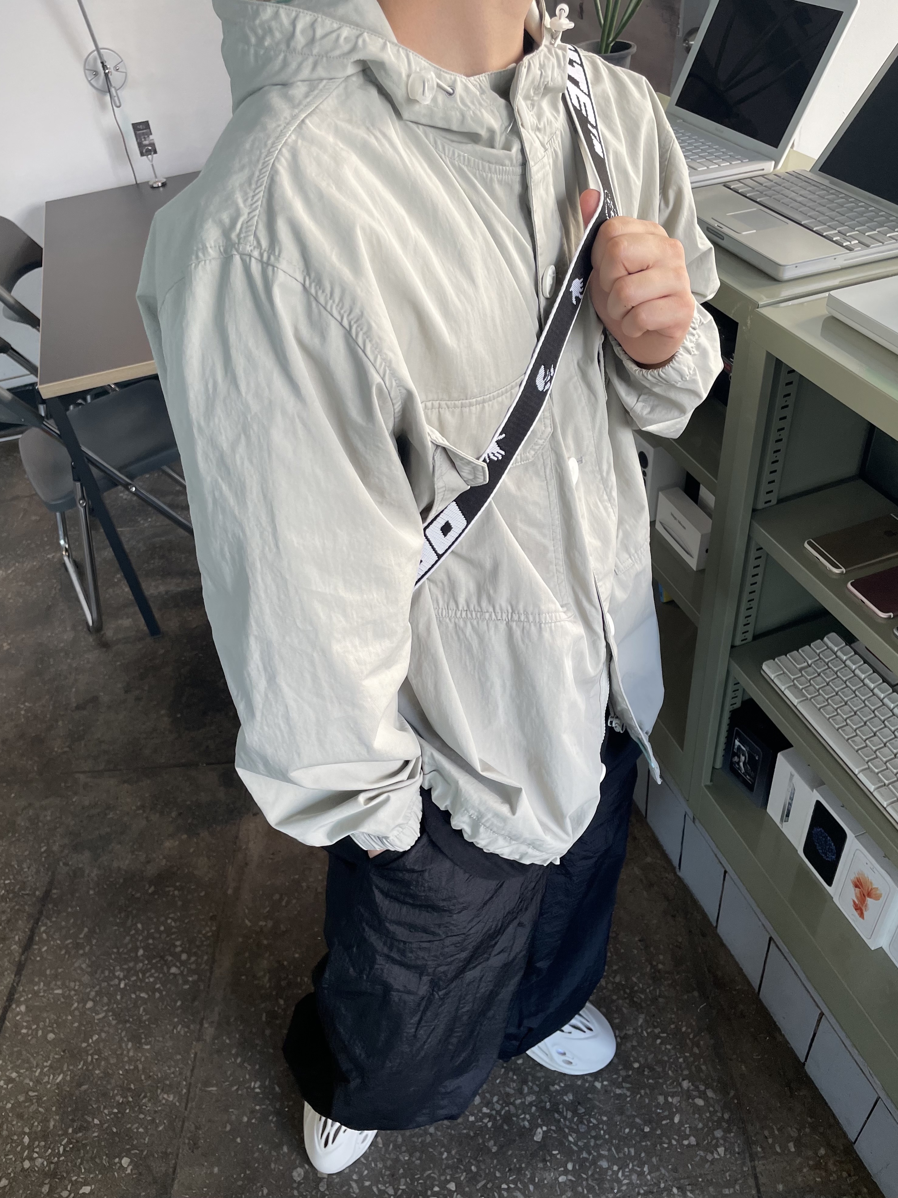 Off-White x Amore Pacific Protection Box (Without Cosmetics), Adidas Yeezy Foam RNNR Sand 착용 스타일 - 2
