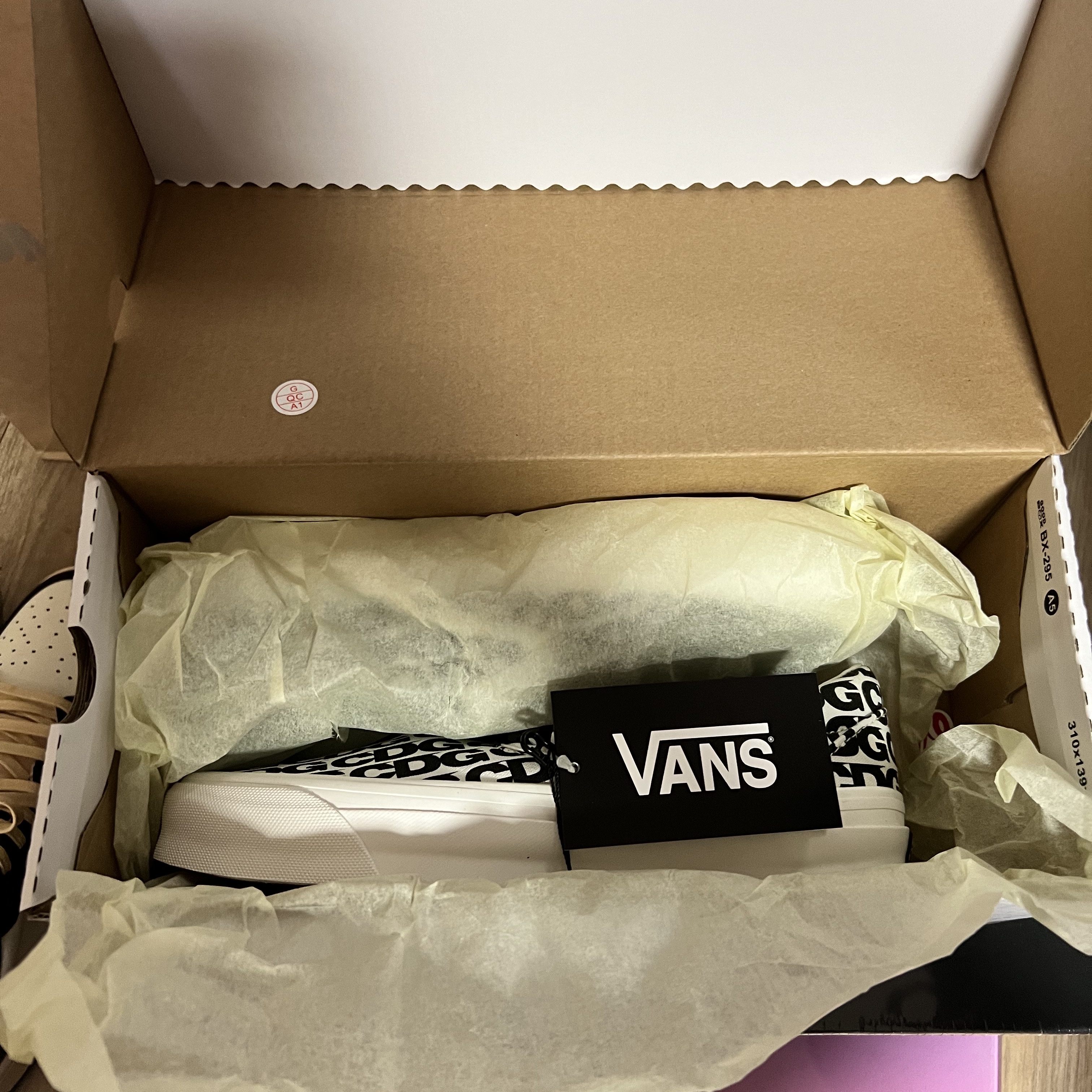 Vans Vault x CDG Slip-On LX White 착용 스타일 - 2
