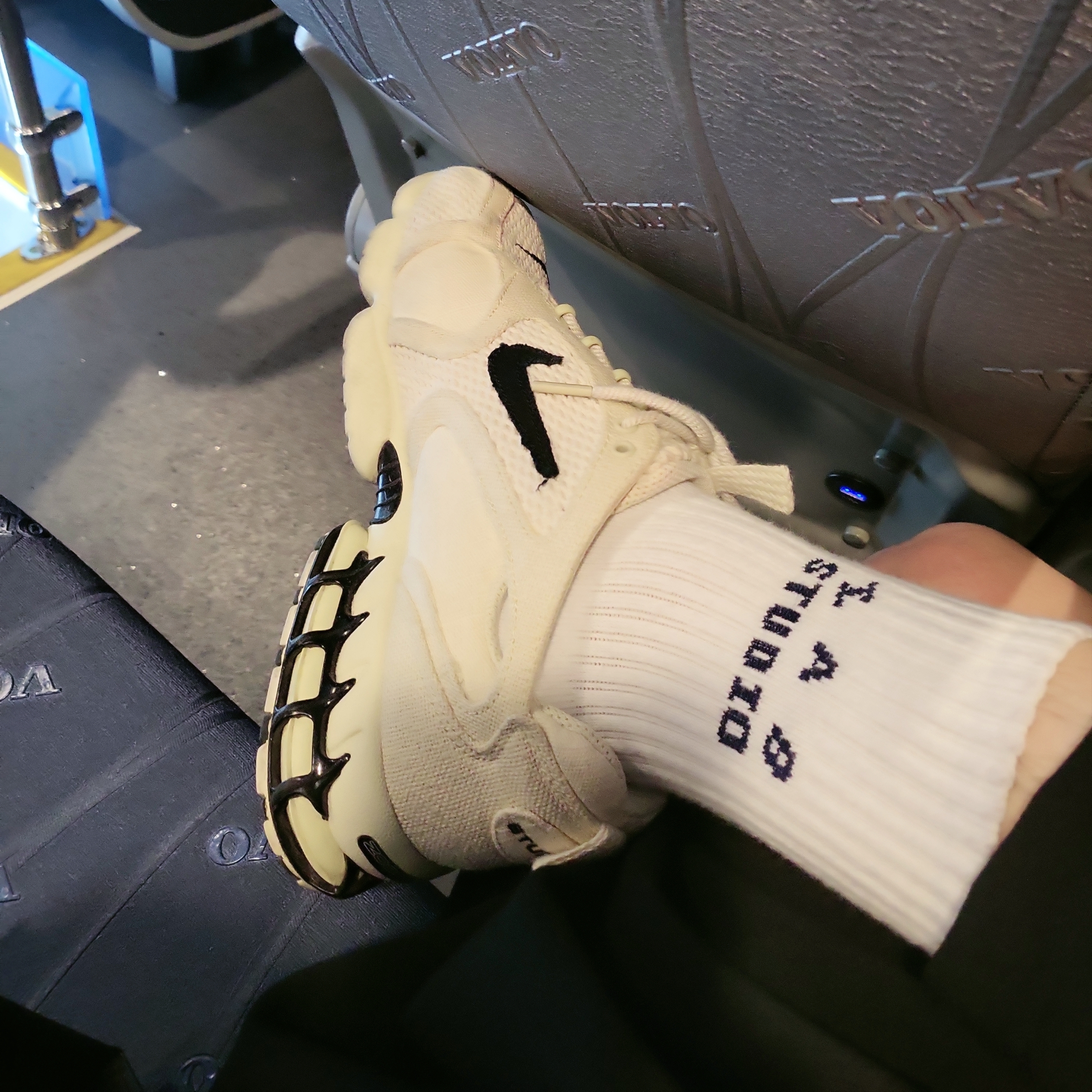 Nike x Stussy Air Zoom Spiridon Cage 2 Fossil, IAB Studio Socks Pack White Purple Cyan 착용 스타일