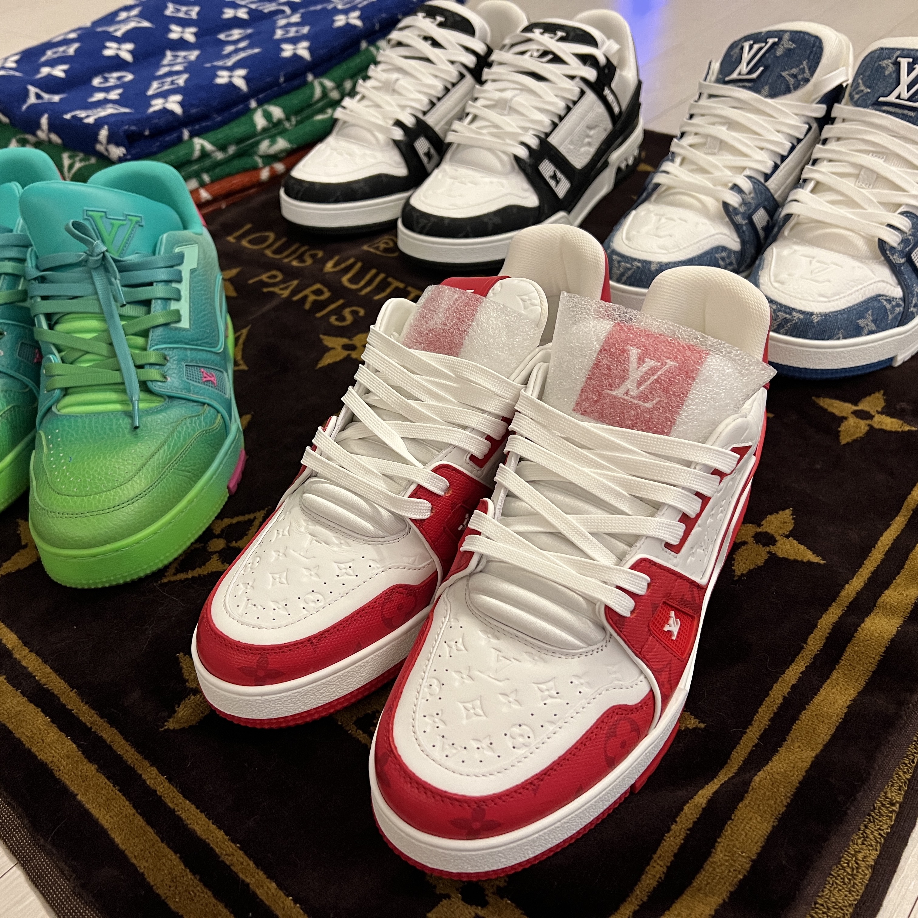 Louis Vuitton LV Trainer Sneakers Monogram Denim Black, Louis Vuitton LV Trainer Sneakers Monogram Denim Blue 착용 스타일