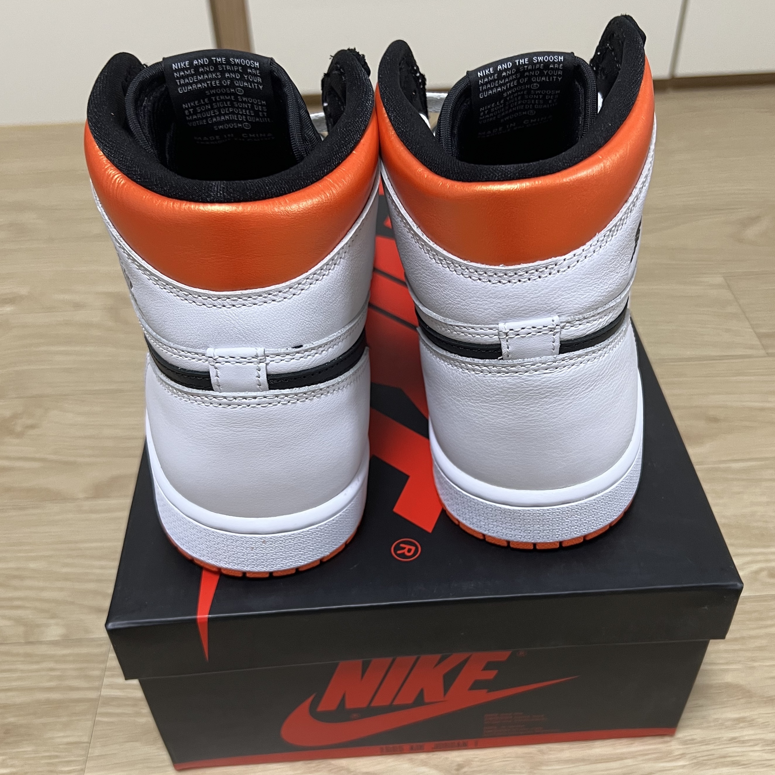 Jordan 1 Retro High OG Electro Orange 착용 스타일 - 3