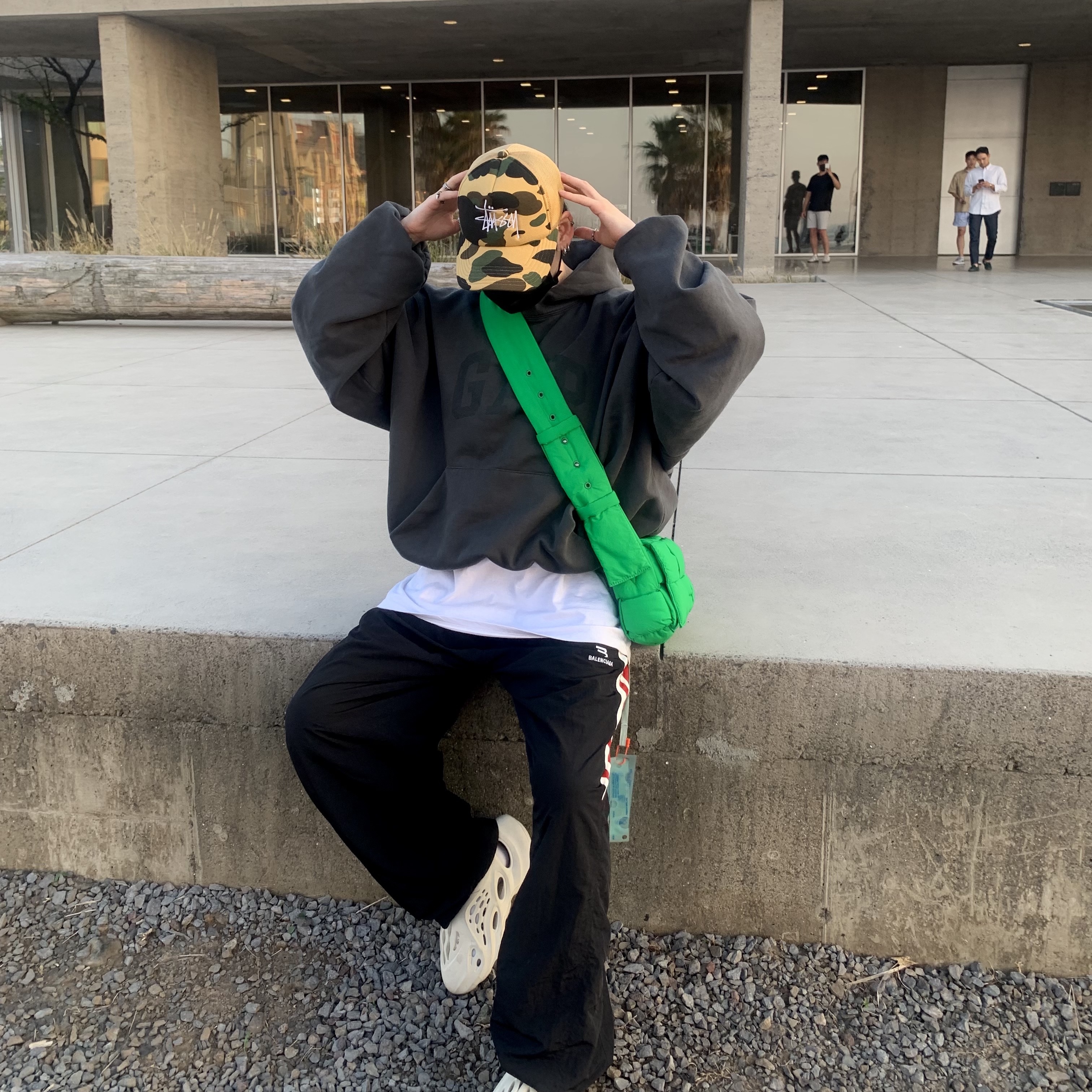 Stussy x BAPE Trucker Cap Yellow, Yeezy Gap Engineered By Balenciaga Dove Hoodie Black 착용 스타일