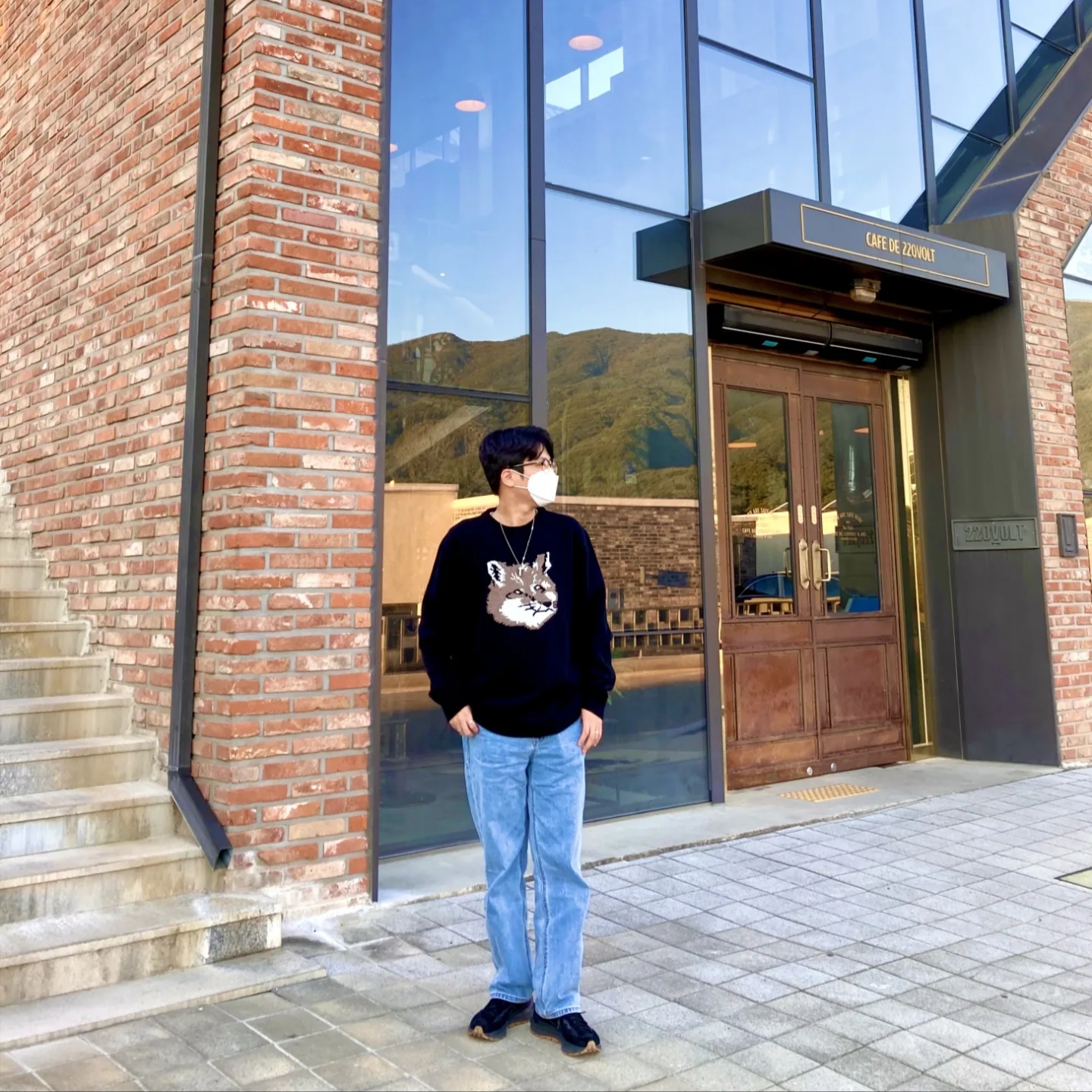 Maison Kitsune Big Fox Head Pullover Knit Black, Nike x Sacai VaporWaffle Black and Gum 착용 스타일