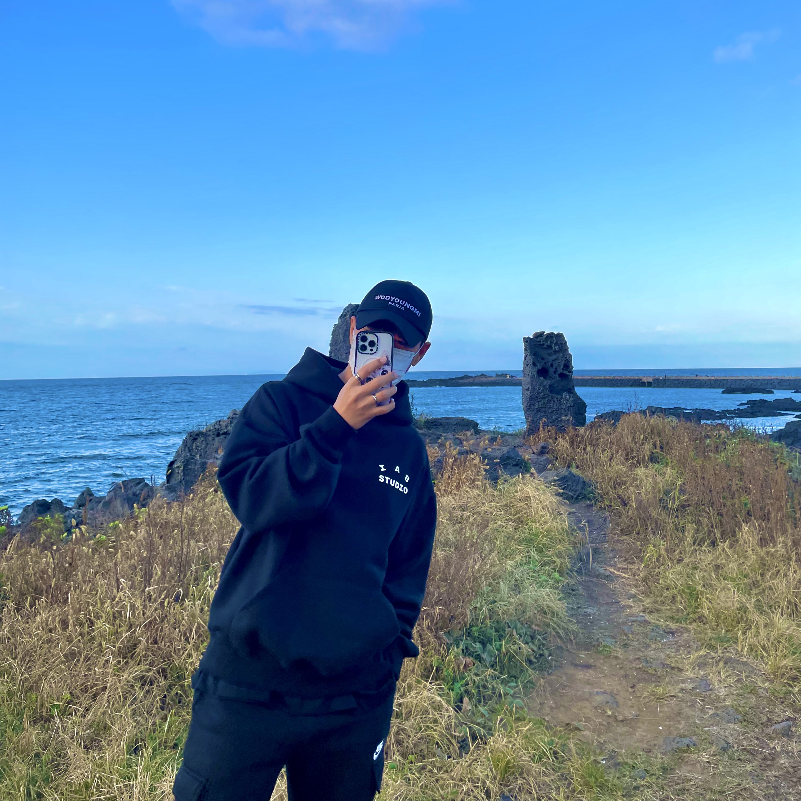 IAB Studio Hoodie Black White, Wooyoungmi White Embroidered Logo Ball Cap Black 착용 스타일