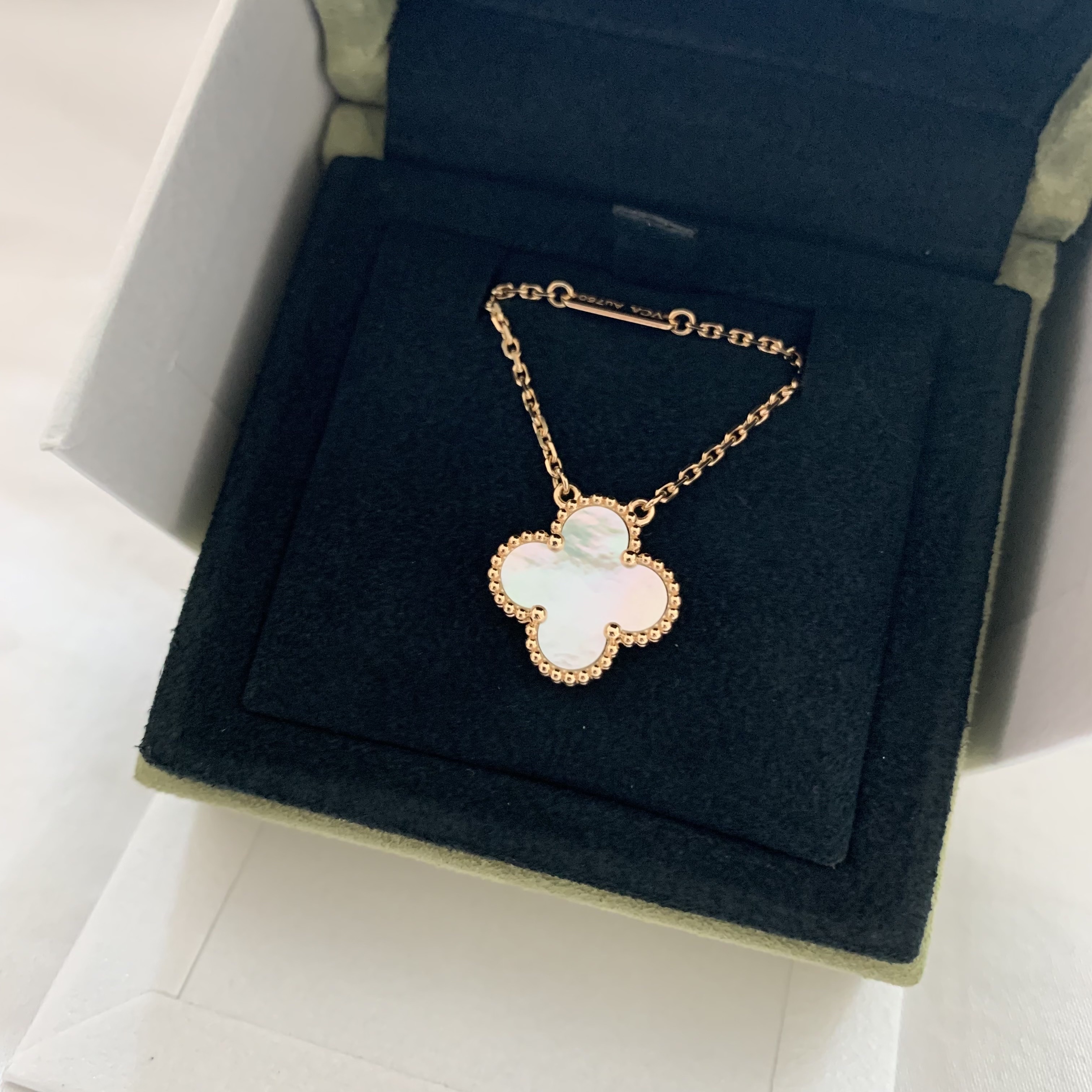 (W) Van Cleef & Arpels Vintage Alhambra Pendant Yellow Gold Mother of Pearl 착용 스타일 - 2