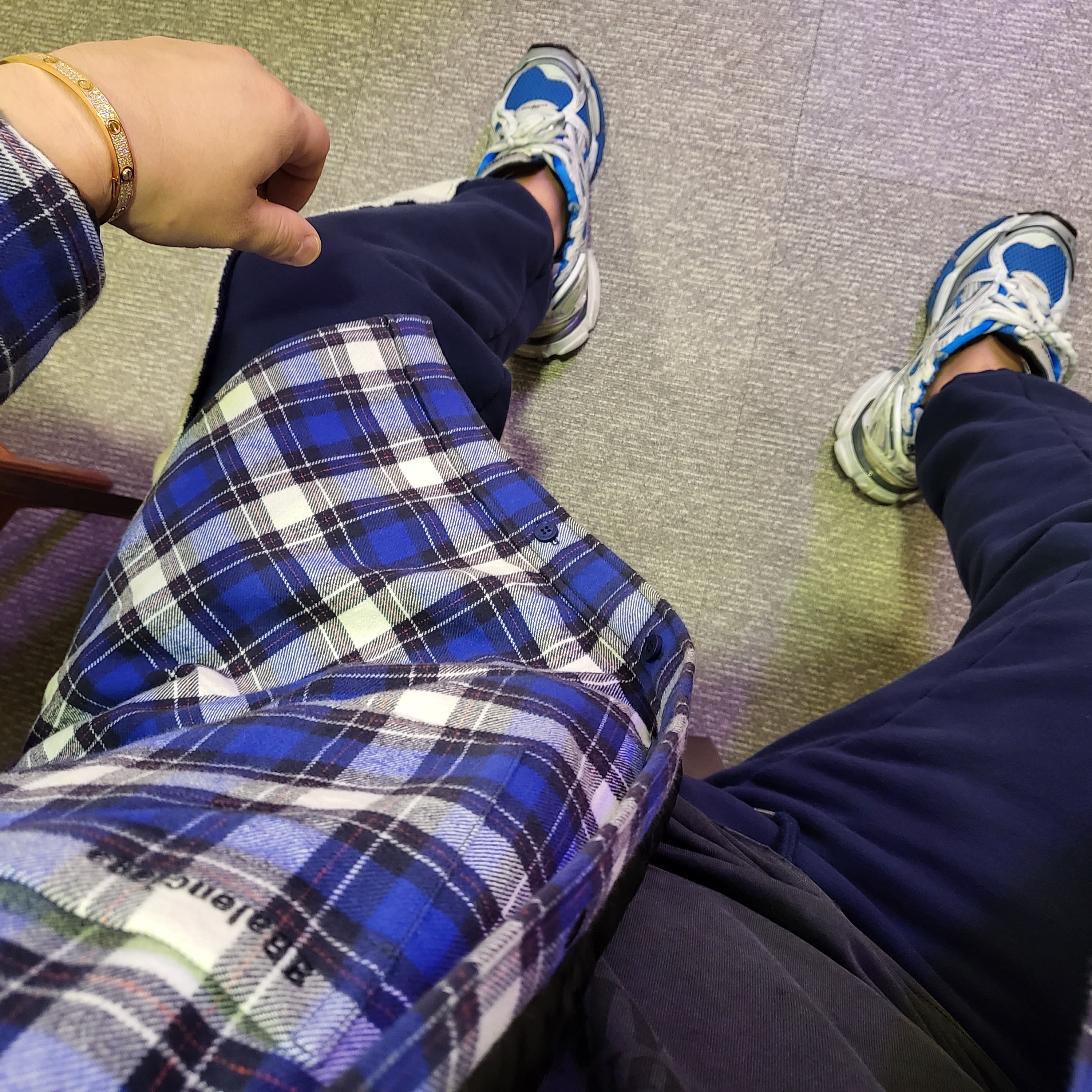 Balenciaga Runner Sneakers Blue White 착용 스타일 - 1