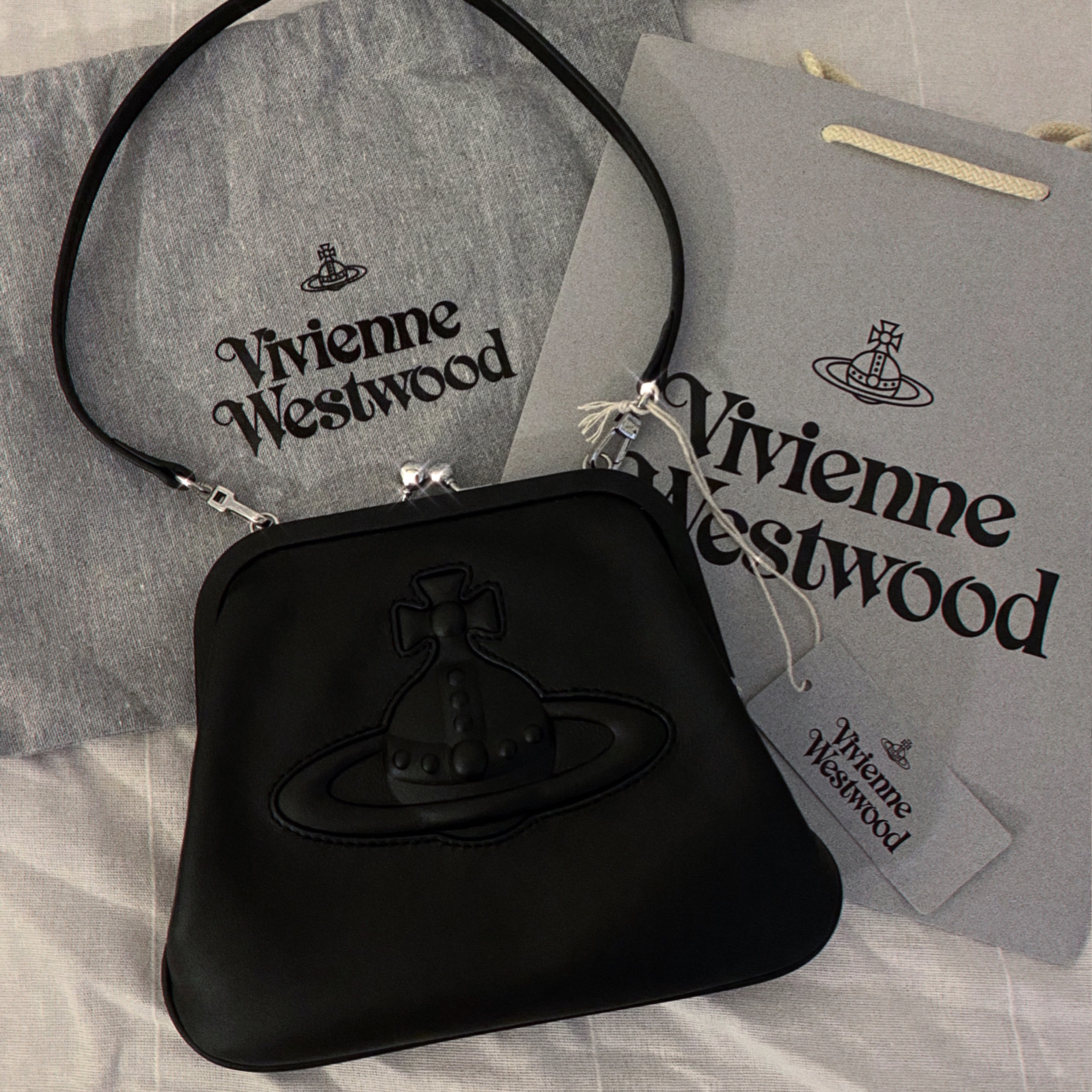 Vivienne Westwood Chelsea Vivienne's Clutch Bag Black 착용 스타일