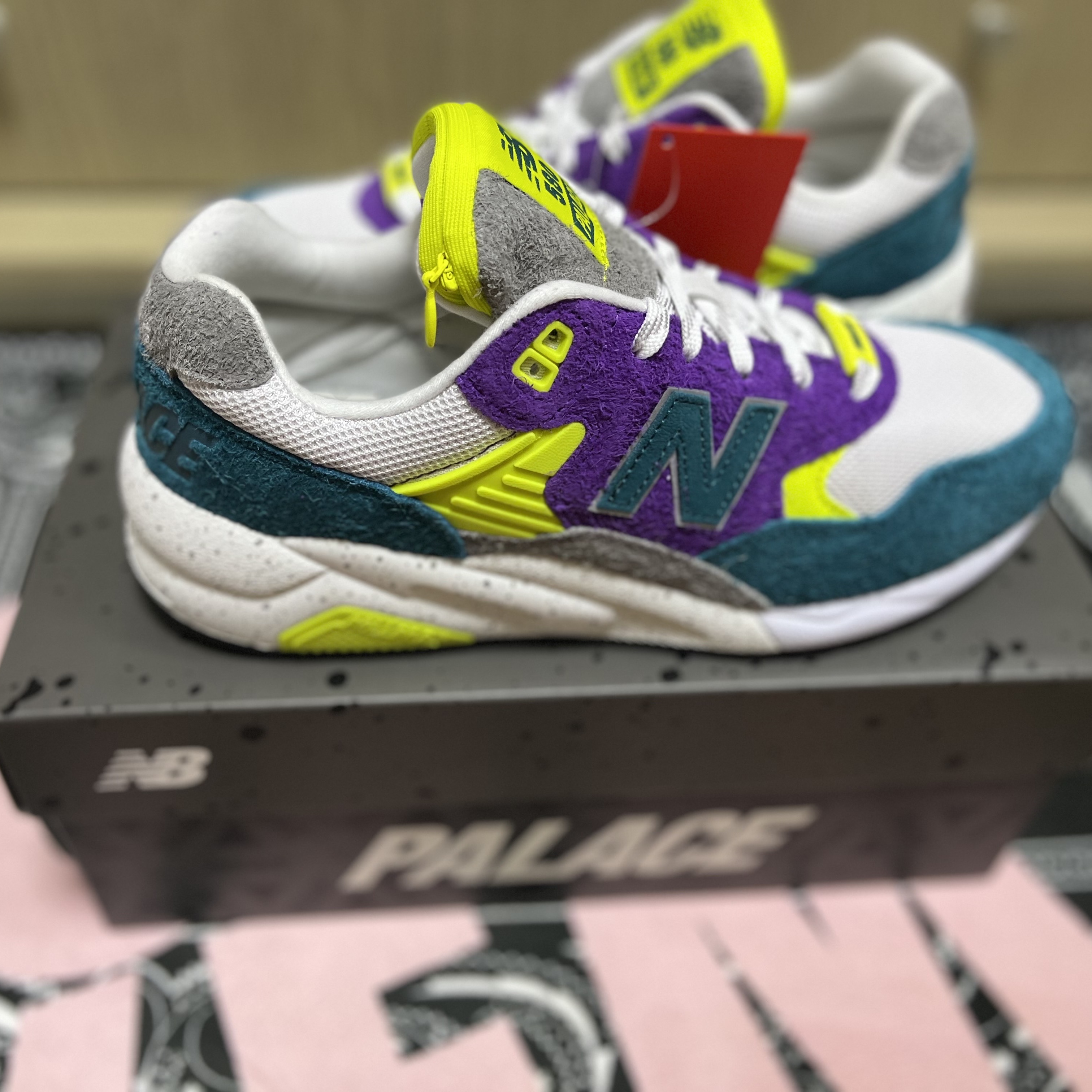 New Balance x Palace MT580 Shaded Spruce Pansy 착용 스타일 - 2