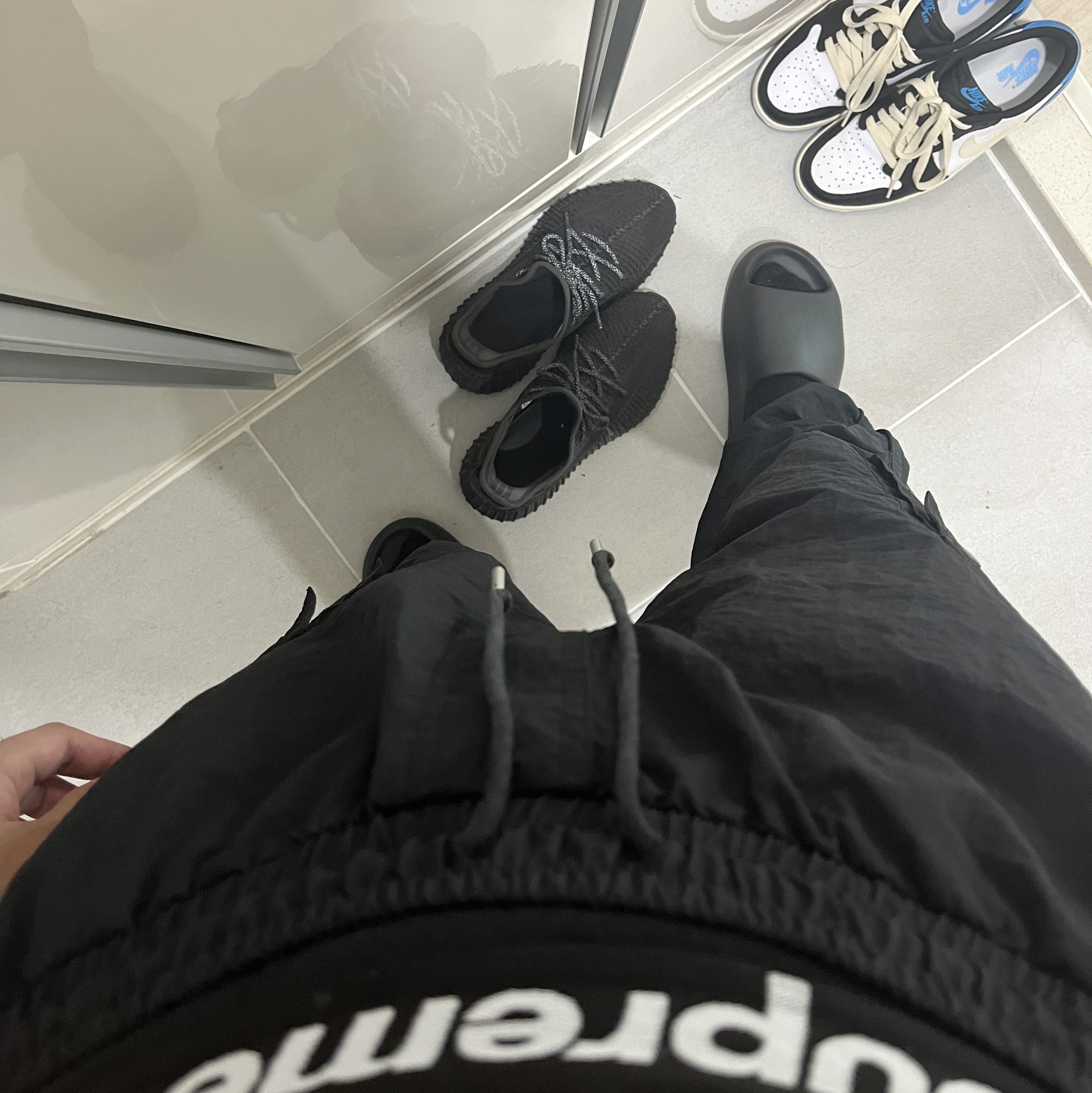 Adidas Yeezy Boost 350 V2 Black - Non-Reflective, Jordan 1 Retro Low OG Black and Dark Powder Blue 착용 스타일
