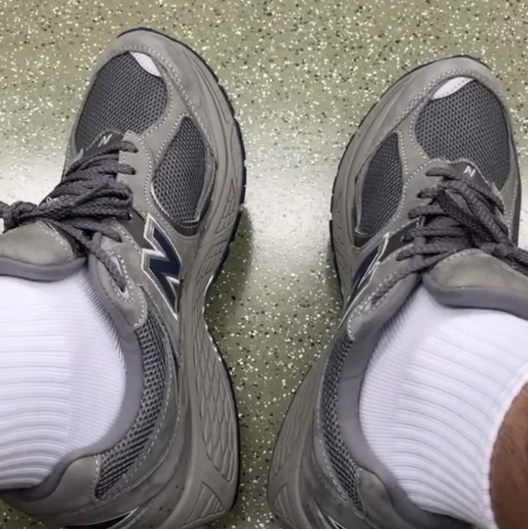New Balance 2002R Gray 착용 스타일
