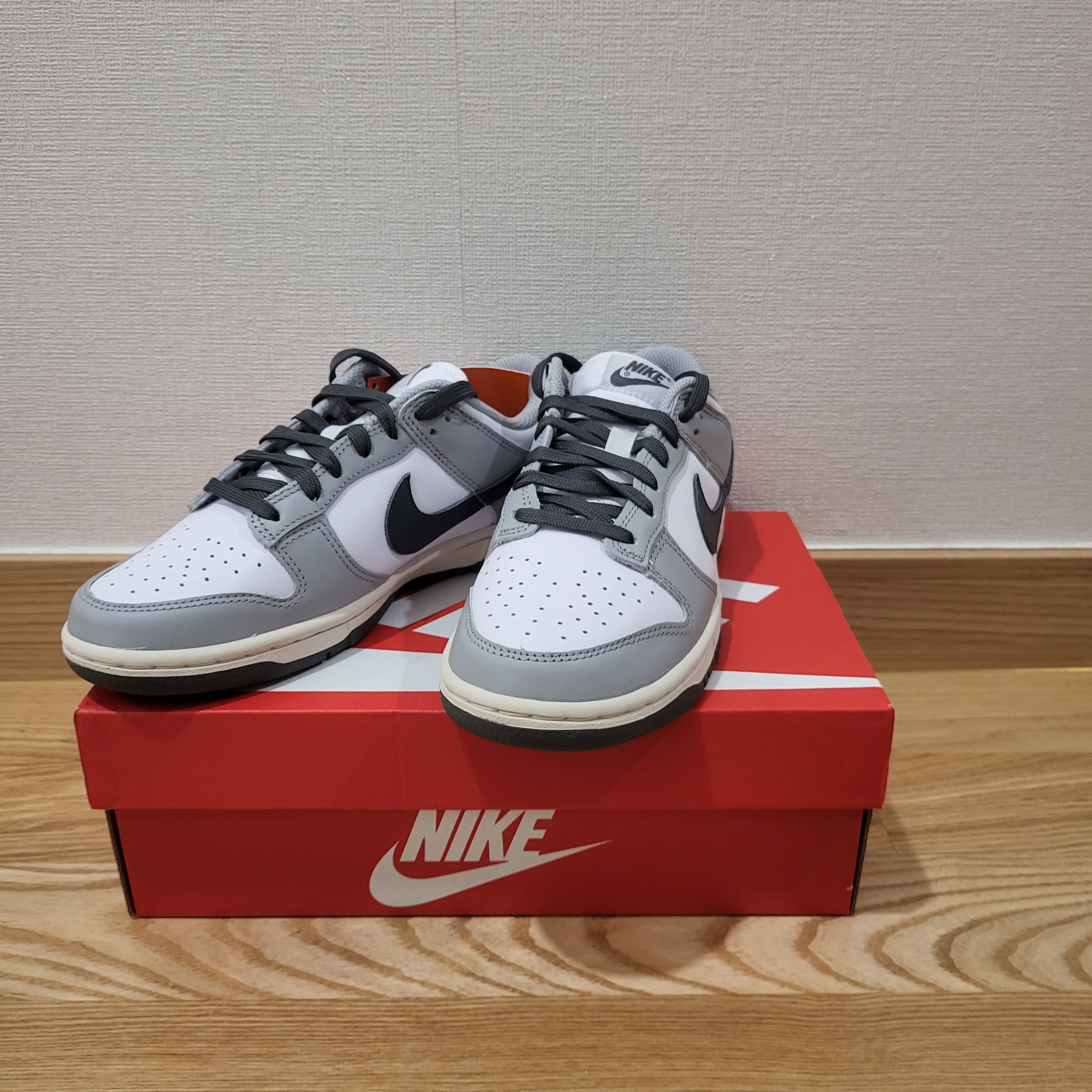 (W) Nike Dunk Low Light Smoke Grey 착용 스타일 - 1